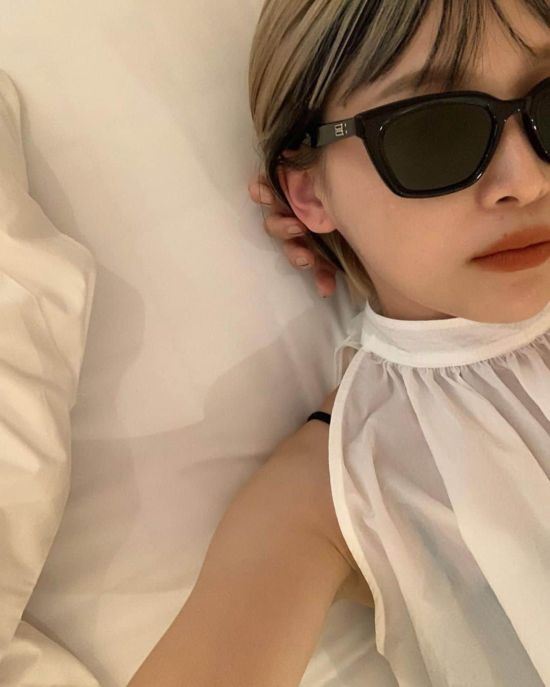 和田えりかのインスタグラム：「new @gentlemonster   来年東京にもできるらしいことを聞いたよぉ、、うれしい、、🕶️🤍  #gentlemonster #gentlemonstersunglasses」
