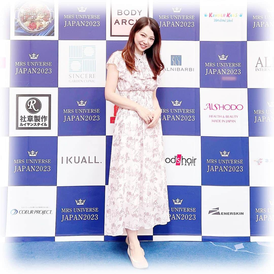 柴本愛沙のインスタグラム：「❤︎ 先日、ホテル雅叙園で行われた ミセスユニバース日本大会にご招待いただきました。  スポンサー企業様による協賛ブースがあり 美容アイテムを沢山紹介してもらいました。  ① スリムビューティハウス  ②アレン インターナショナル ③ SENSHIN CLINIC ④ ミラクルバスト ⑤ IKUALL.育菌コスメ ⑥ 愛粧堂 ⑦ アデランス ⑧ ALBA ⑨ エレガントメディカル  どれも気になるアイテムばかりでしたが アデランスの軽いのに風量がある ドライヤーは何度見ても欲しくなったし、 アレンのつけると潤ってプルンプルンになる リップがやはり最強なのを再認識しました。 発色もいいしケアできてお気に入り💄 ミラクルバストのリフトアップ美容液もすごかった！ バストだけでなく顔にも使えて、 半顔塗ったらキュッと上がって感動したよー✨  ミスユニバースのファイナリストの方々が すごく美しくて刺激を受けた一日でした。  #ミセスユニバースジャパン #ミセスユニバースジャパン2023 #MUJ2023インフルエンサーexpo #スリムビューティハウス #アレン #SENSHINCLINIC #ホテル雅叙園 #ホテル雅叙園東京 #ミラクルバスト #hiyori #ikuallオールインワン #愛粧堂  #アデランス #アデランスドライヤー #エレガントメディカル #美意識アップ #美容イベント #mrsuniversejapan #mrsuniversejapan2023」