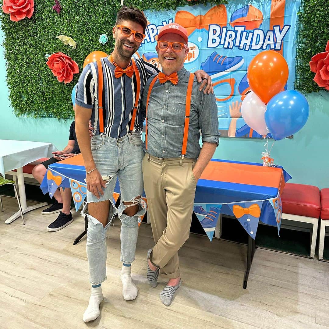 ジェシー・タイラー・ファーガソンのインスタグラム：「A Blippi themed 3rd bday party for Beckett with an appearance from our 8-month-old Sully, a family dinner at @benihana (the onion soup is Beckett’s favorite — apparently a bowl licker), a delicious homemade confetti cake by auntie @sarahcarey1, a Fryman canyon hike and an adult dinner at @bicyclette.la (deeeeeelicious). We made it!」