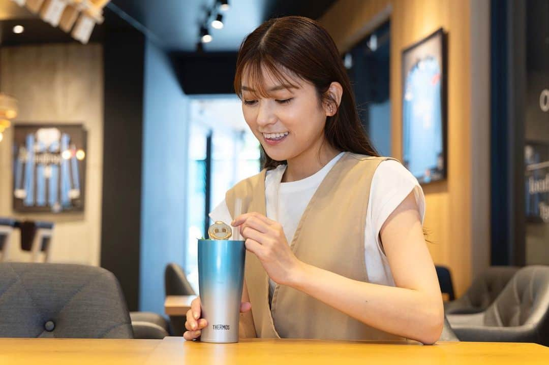 新保里歩のインスタグラム：「昨日7月8日(土)〜8月13日（日）まで「FRO CAFE」と「THERMOS」のコラボ企画がスタートしました☺️🥤⚽️  フロカフェでコラボメニューを注文してInstagramで写真を投稿したみなさんの中から、 抽選で選手のサイン入りユニフォームなどプレゼント企画もあります🎁  🐬参加方法  1. FRO CAFE公式Instagramアカウント( @frontalecafe )とTHERMOS公式Instagram( @thermos_k.k ) アカウントをフォロー   2. #frocafecampaign23 のタグをつけて、コラボメニューの写真を投稿  🐬期間  7月8日（土）～8月13日（日）  (⬇️詳しくはリンクをご覧ください) https://www.frontale.co.jp/info/2023/0703_12.html  みなさんぜひ参加してみてください🥰  #thermos  #frocafe  #frontale」