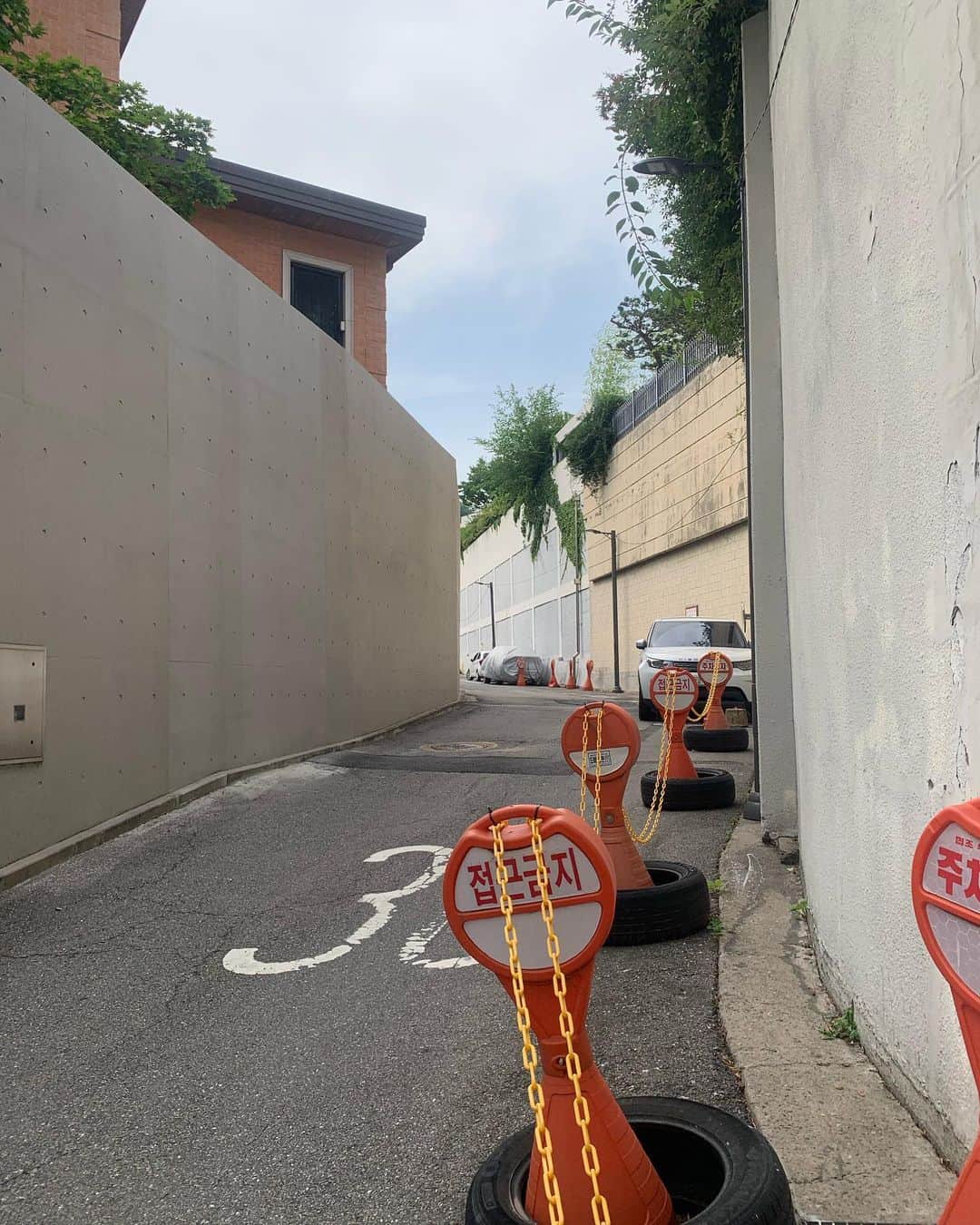 和田えりかのインスタグラム：「建物フェチからしたら たまらない韓国の街並み~🌏🌳🎧  ※梨泰院(이태원)聖水(성수)漢江鎮(한강진)」