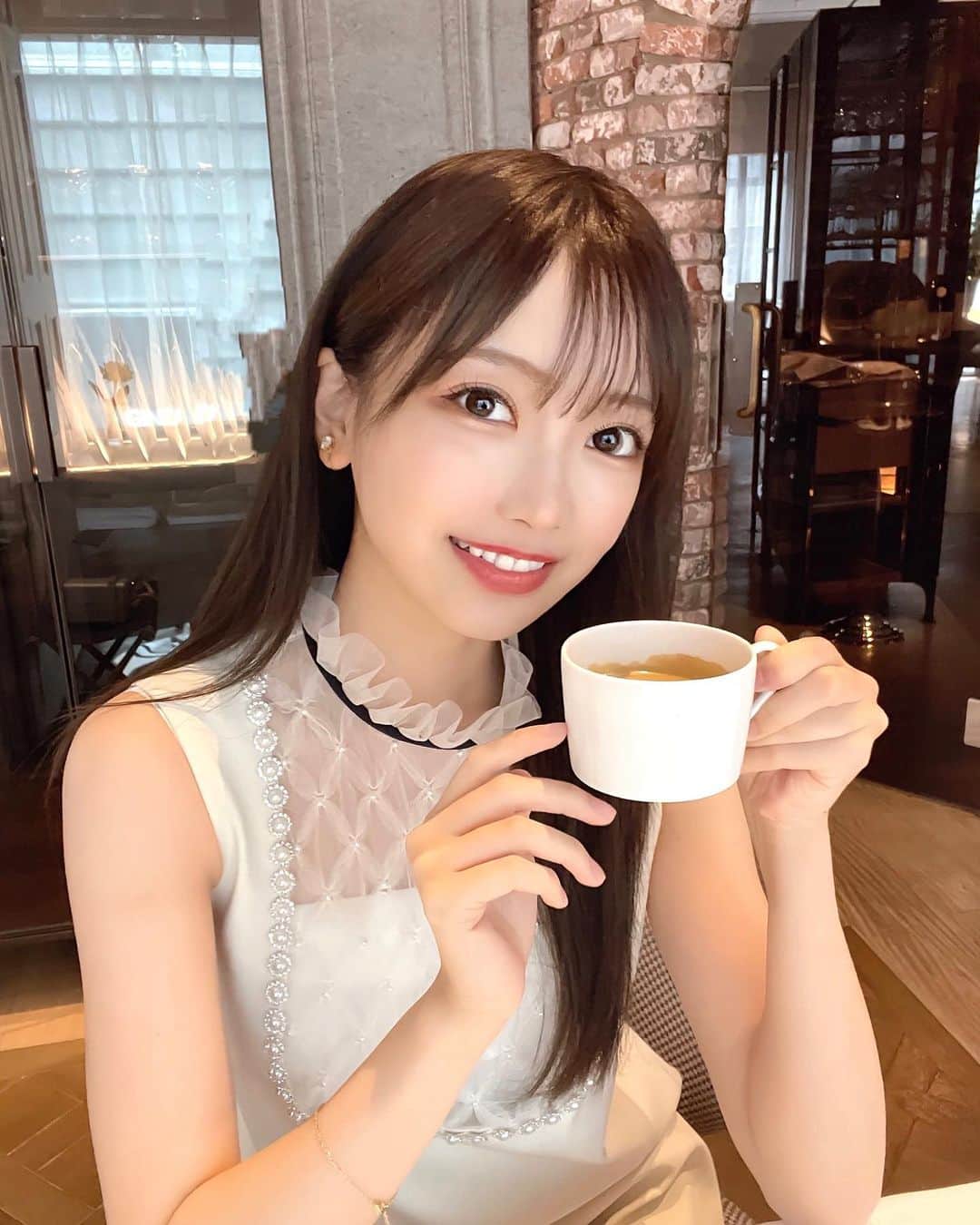 のインスタグラム：「おそよう😇 フレンチ食べた時の写真( ᐢ˙꒳​˙ᐢ ) 食後のコーヒー好きすぎる、、、 はぁ〜、、、お気に入りのイヤリングなくした、、 . . onepiece: #lilybrown  . #私服 #休日コーデ #白ワンピ #fashiongram」