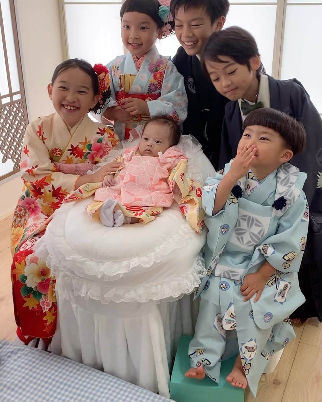 あゆちゃんのインスタグラム：「👧🏻👦🏻👦🏻🧒🏻👦🏻👶🏻 ⁑ ⁑ ちゅんた退院したし6人で記念に撮ろっかってなって 急遽予約入れてスタジオアリス行ってきた🥰 かんわい〜〜〜💜 ビジュ良〜〜〜💜 ⁑ ⁑ #いとこ #9歳 #8歳 #7歳 #5歳 #3歳 #2ヶ月 #スタジオアリス #久しぶりに投稿したらインスタのやり方わからんかった #もうSNSについてかれへん #平成が便利で不便で好き」