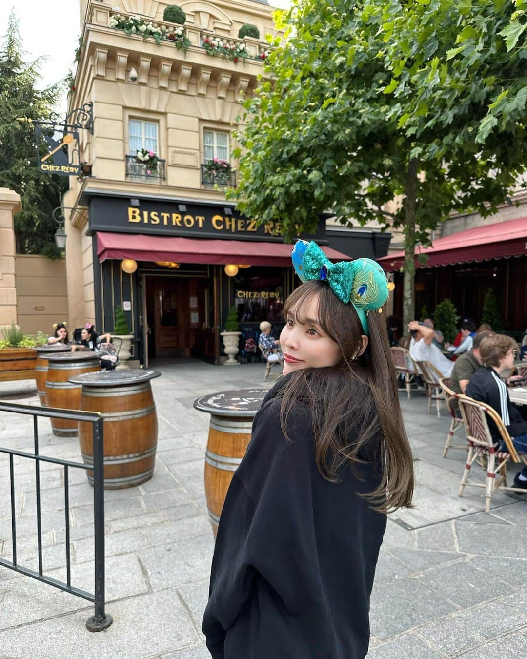 磯田 ひかる(Hikaru Isoda) さんのインスタグラム写真 - (磯田 ひかる(Hikaru Isoda) Instagram)「2週間のイタリア・フランス旅行を終えて日本に帰ってきました✈️ しばらく投稿続きますがお許しください🙏  パリではDisneylandに行ったよ🇫🇷 日曜日にも関わらず、待ち時間が少なくてアトラクション沢山乗れた🤍  Disneyland ParisとWalt Disney Studios Park2つあって、行き来できるパスが買えるよ🫶  私的には1日で十分楽しめた！  Walt Disney Studios Parkの絶叫系アトラクションが楽しすぎた🤣 結構激しめで、絶叫系大好きな人にはオススメできる♡  この日はイタリアから移動したばかりで、イタリアのテンションの服装で行ったら寒すぎた...🫨 パリは少しさむかった、、🇫🇷  パリは22:00前まで夕方のような明るさで暗くなるまで待つラストのショーが22:30スタート😹  治安悪いと言われるパリの夜の地下鉄は怖いので、見れずに退散しました...😭 次はディズニーの近くのホテルに泊まりたい🐭💞  【着用アイテム】 Tops @uniqlo  Pants @rihoas_official  Bag @polene_paris  Shoes @adidas   ------------------------------ picaru：162cm / 骨格ウェーブ 1st ブライトスプリング 2nd ブライトサマー  大人可愛いスタイルアップコーデ ヘアメイクを合わせた トータルスタイリングを提案🤍  不定期にストーリーで ファッションお悩み相談募集中🥰 ------------------------------  他の投稿を見る→【@picaruuu】」7月9日 22時05分 - picaruuu