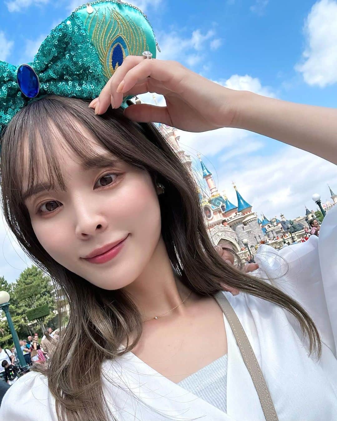 磯田 ひかる(Hikaru Isoda) のインスタグラム：「2週間のイタリア・フランス旅行を終えて日本に帰ってきました✈️ しばらく投稿続きますがお許しください🙏  パリではDisneylandに行ったよ🇫🇷 日曜日にも関わらず、待ち時間が少なくてアトラクション沢山乗れた🤍  Disneyland ParisとWalt Disney Studios Park2つあって、行き来できるパスが買えるよ🫶  私的には1日で十分楽しめた！  Walt Disney Studios Parkの絶叫系アトラクションが楽しすぎた🤣 結構激しめで、絶叫系大好きな人にはオススメできる♡  この日はイタリアから移動したばかりで、イタリアのテンションの服装で行ったら寒すぎた...🫨 パリは少しさむかった、、🇫🇷  パリは22:00前まで夕方のような明るさで暗くなるまで待つラストのショーが22:30スタート😹  治安悪いと言われるパリの夜の地下鉄は怖いので、見れずに退散しました...😭 次はディズニーの近くのホテルに泊まりたい🐭💞  【着用アイテム】 Tops @uniqlo  Pants @rihoas_official  Bag @polene_paris  Shoes @adidas   ------------------------------ picaru：162cm / 骨格ウェーブ 1st ブライトスプリング 2nd ブライトサマー  大人可愛いスタイルアップコーデ ヘアメイクを合わせた トータルスタイリングを提案🤍  不定期にストーリーで ファッションお悩み相談募集中🥰 ------------------------------  他の投稿を見る→【@picaruuu】」