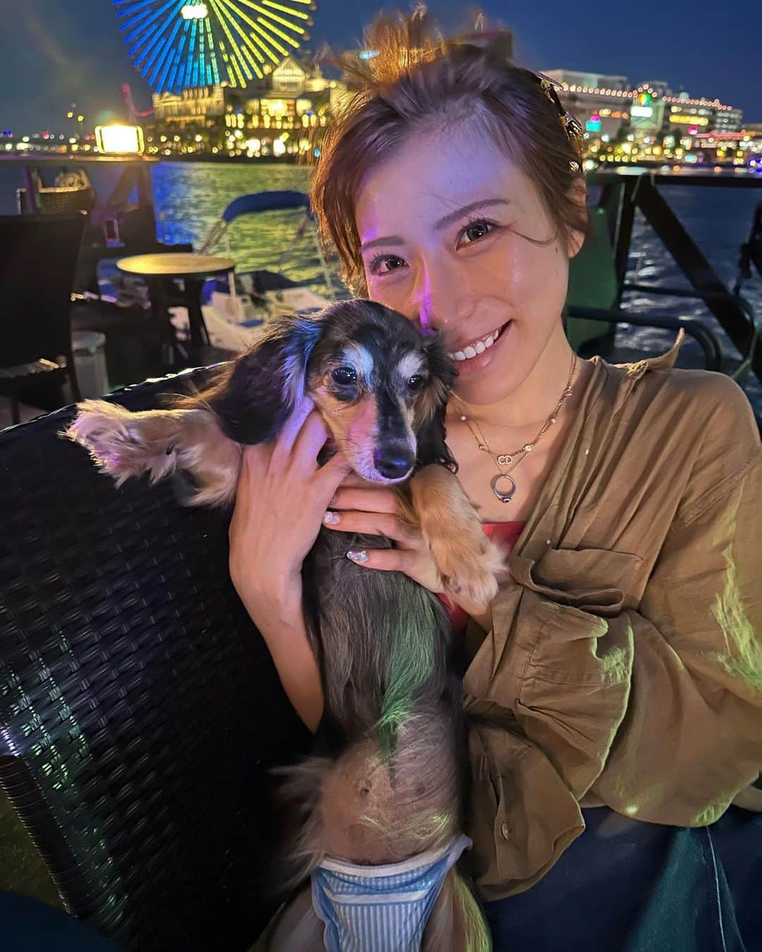 のインスタグラム：「今日は家族でドライブ＆船上ディナーしてきました🥂✨️  家族で食べるご飯って幸せいっぱいだから最高に美味しい😭🩷  みなとみらいの夜景綺麗すぎた… 地元はいつ来ても最強です。大好き。  #みなとみらい#船上レストラン#横浜ヘミングウェイ#コスモワールド#犬のいる暮らし #いぬすたぐらむ #Japanesegirl#model#animegirl#コスプレ#Japan#girl#followme#彼女#彼女感#ootd#hot #소통#좋아요」