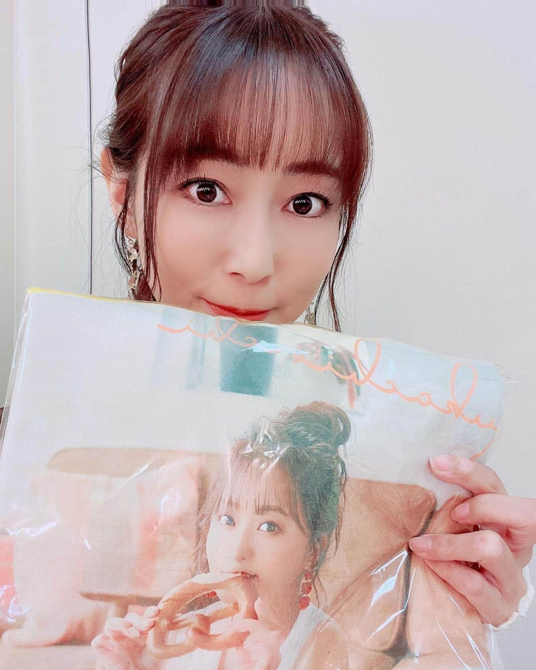 日笠陽子のインスタグラム：「🎂  7/8は井口裕香ちゃん　 @ooo31_iguchiyuka_31ooo  バースデーイベント ゆかちンち2023でした！  ゲストで呼んでもらいまして ケーキ食べたり お喋りしたり 餃子食べたり。  そしてゆかの素敵な アコースティックライブ🎙️ ゆかの優しさと想いが 歌声に乗って響いて、 心がじんわり温かくなりました。 ありがとう😊  お客さんたちのあたたかさも、 本当に嬉しかった。 これからもゆかをよろしくね。  #井口裕香  #誕生日  #おめでとう  #バースデー #日笠陽子 #ゲストのつもりがMCに #押しまくりすまん #笑顔がつながるイベントでした #ありがとう」