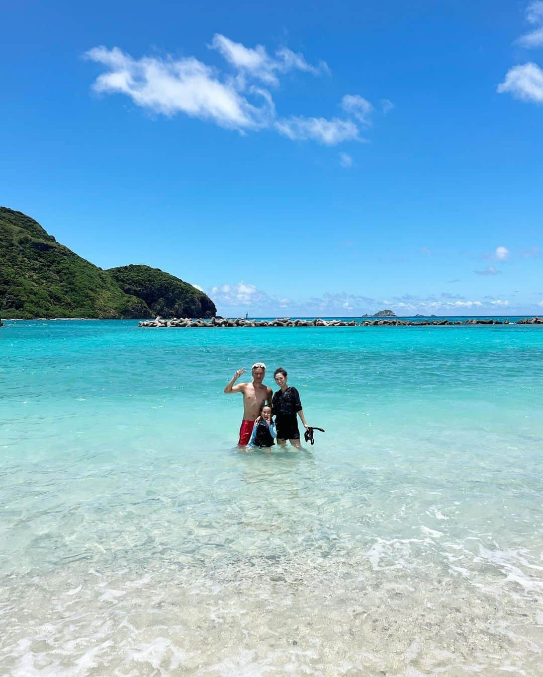 清水わかこさんのインスタグラム写真 - (清水わかこInstagram)「今年の記念日旅行は初めての慶良間諸島、阿嘉島へ🏝  この美しすぎる海の色に感動し、島を探検すればするほど、自然が豊かに当たり前に共存していて驚いた。  海に潜れば魚がたくさんいて 綺麗な珊瑚もたくさんあって 海の底にはご飯を食べてるウミガメがいて(観察していたらちょうど空気を吸いにあがってきてとても可愛かった3枚目) 夕日もとても綺麗で(蛍もいた) 見上げたら星は満点で肉眼でもうっすらと天の川を見ることができて(写真を撮ったら蠍座がiPhoneでもくっきり撮れた6枚目) 宿に帰ってきたら部屋の前に普通にケラマジカがいた。(ケラマジカは人間と同じように普通に島のあらゆるところを歩いてる)  娘の8歳のお誕生日に結婚記念日旅行。 1泊2日とは思えないほど 感動体験がたくさん出来た旅行になりました❤️  #teruya旅 #沖縄 #沖縄旅行 #慶良間諸島 #阿嘉島 #ウミガメ #シュノーケル #シュノーケリング #ケラマブルー #海 #okinawa #japan #kerama」7月9日 22時14分 - wakacham_