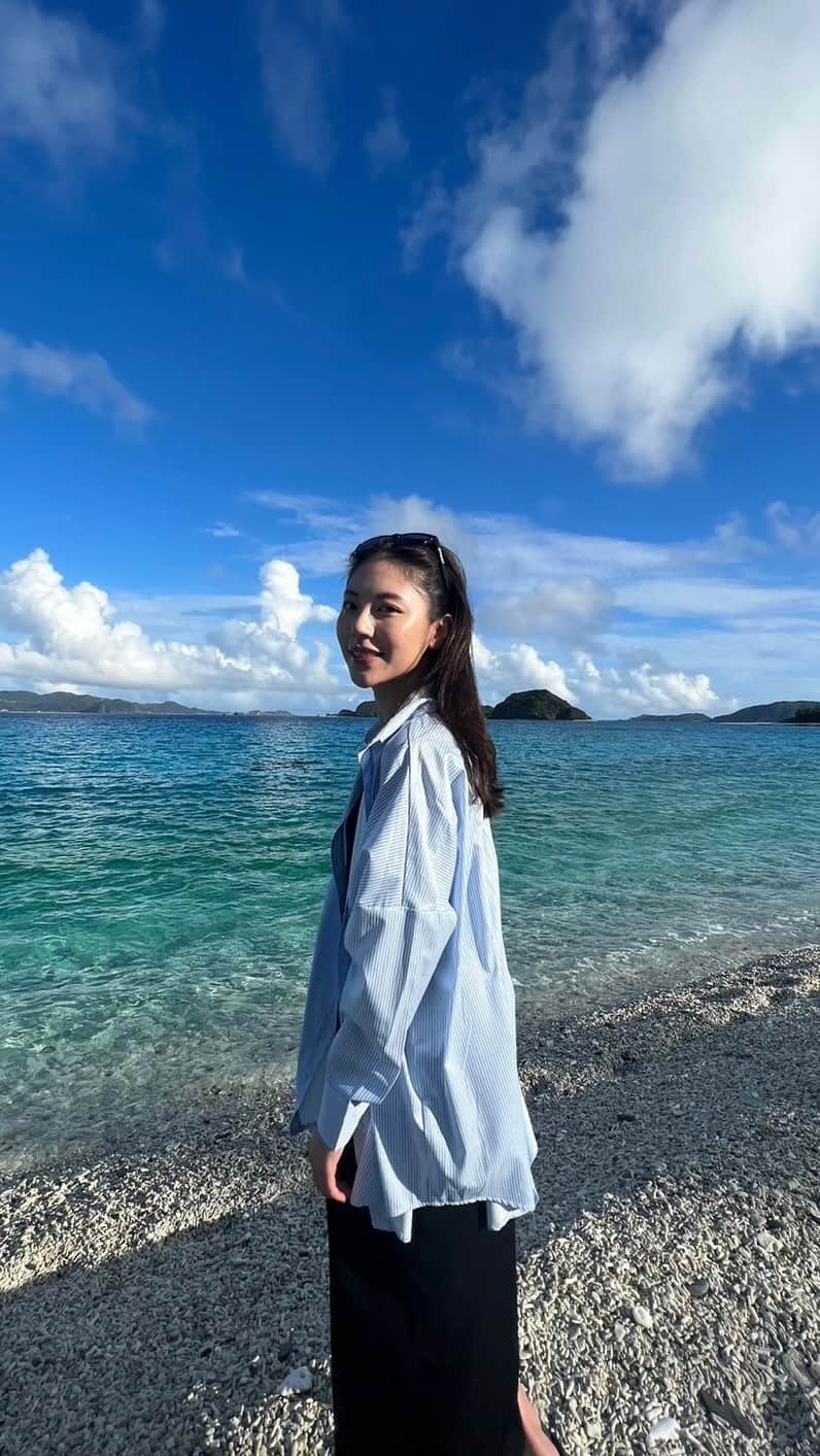 水沢エレナのインスタグラム：「自然の美しさと素晴らしさを改めて感じることができた今回の旅🌺  空と海がとっても綺麗で、時間もゆっくり流れていって🌿🐠  大好きな亀さんと一緒に泳げたのも嬉しかったな🐢   #沖縄 #座間味島 #海 #空 #座間味ブルー #okinawa #zamami」