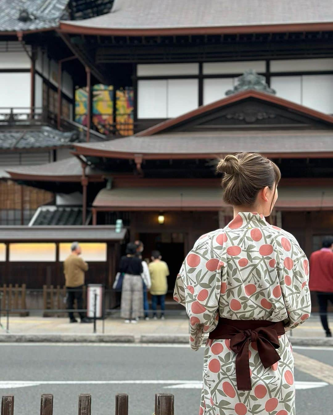 陽菜えみるさんのインスタグラム写真 - (陽菜えみるInstagram)「.  📍道後温泉  初四国は高松→小豆島 からの愛媛へ🍊♨️  @hotel_dogoyaya では 蛇口からみかんジュースも初体験 意外と量は飲めないもんだけど(笑) みかんの品種も 3種類あって飲み比べも出来た🚰✨  浴衣に着替えて街をぶらりして👘 夜ご飯は愛媛名産の鯛をたまご醤油で😋🍚  初四国は朝昼晩と 色んな温泉を堪能出来た まったり癒し旅でした😍♨️  .」7月9日 22時15分 - emiru_haruna