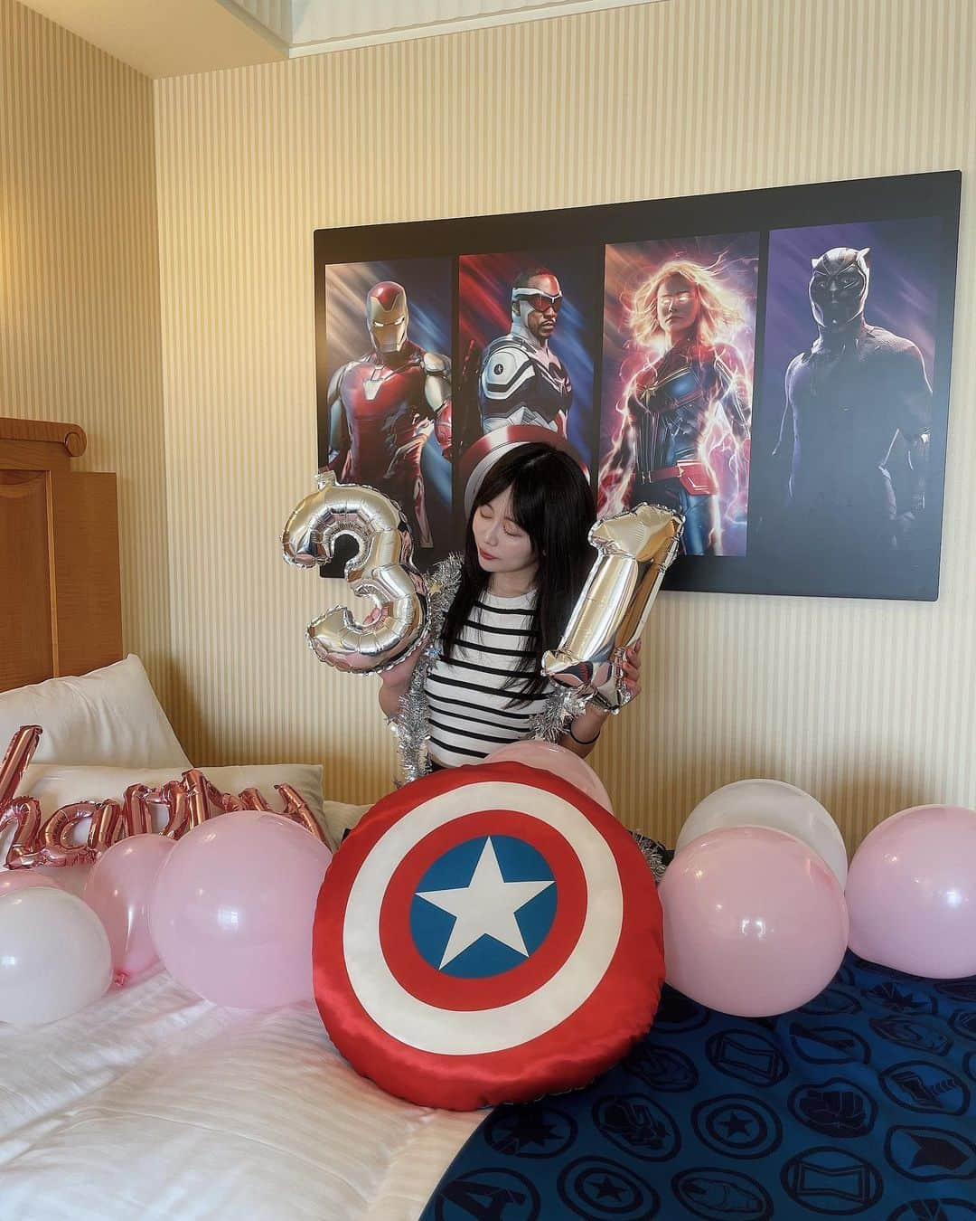 かめだなつみのインスタグラム：「my birthdayつづき🐭🏰🤍  #アンバサダーホテル に泊まって♡まさかまさかのMARVEL room🧝🏼‍♀️🦸🏼‍♂️やばすぎた〜  翌朝は撮影づくしで風船🎈を翌朝一生懸命膨らましてくれてましたww . . . #TDL #disneyland #ディズニーランド #ディズニー #disney  #followme #f4follow  #ootd #instagood  #커플티 #남친룩 #팔로우 #선팔하면맞팔 #instagood #fff #l4like #photooftheday  #love #selfie  #couplegoals #couple #couplephotography #誕生日 #birthday #カップルディズニー #marvel #surprise」