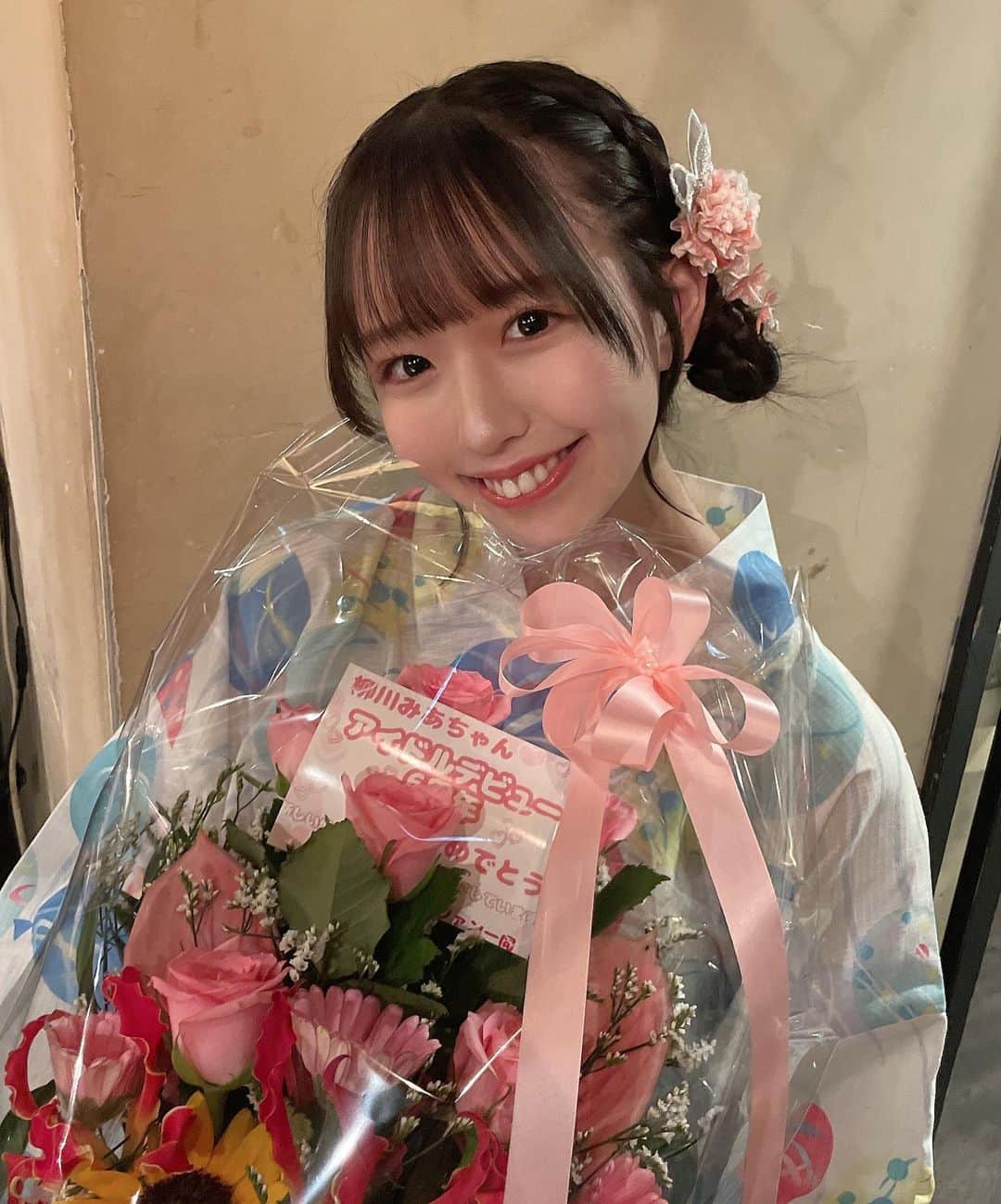 のインスタグラム：「柳川みあ、本日7/9でアイドルデビュー6周年になりました🫡💕  今はアイドルお休み中にも関わらず、たくさんの方がお祝いをしてくれて、お花やケーキ、お菓子もいっぱい、、😭😭 今のみあに会いに来てくれるだけでも本当に本当にうれしくて感謝でいっぱいなのにこうしてたくさんお祝いしてもらって愛してもらえて本当にみあは幸せ者です！！ アイドルの時も今も、つらい時や苦しい時、怖くて携帯を見れないときとか、たくさんありました、でもその時もみんながいてくれたから、SNSでもたくさんみあを肯定してくれたり、アイドルのみあが好きって言ってくれたり、本当に本当に、みあは力をもらってばかりで、、 何が言いたいかって言うと、みなさんがいたからこうして6年間も楽しく幸せにアイドルを続けてこれました。 本当にいつもありがとうございます！  オフ会途中でも言いましたが、アイドルとして再デビュー絶対にするので少しの間だけ待っていてくれたら嬉しいです！ 絶対みんなに恩返ししたい！！ 今日来てくれた方も、来れなかったよ～でも応援してるよ～って方も、またみんなで来年過ごせたらいいなと思ってます！！来年の今頃はもっとビッグに！！！笑 理想の自分になれていますように、、 というか絶対なる！！！！  今そのために必死に頑張ってます！！ みんなの期待に応えられるようにいっぱい努力するの！！！ これからの柳川みあに期待して楽しみにしていてね！！🤭 みんなが大好きです！！！」