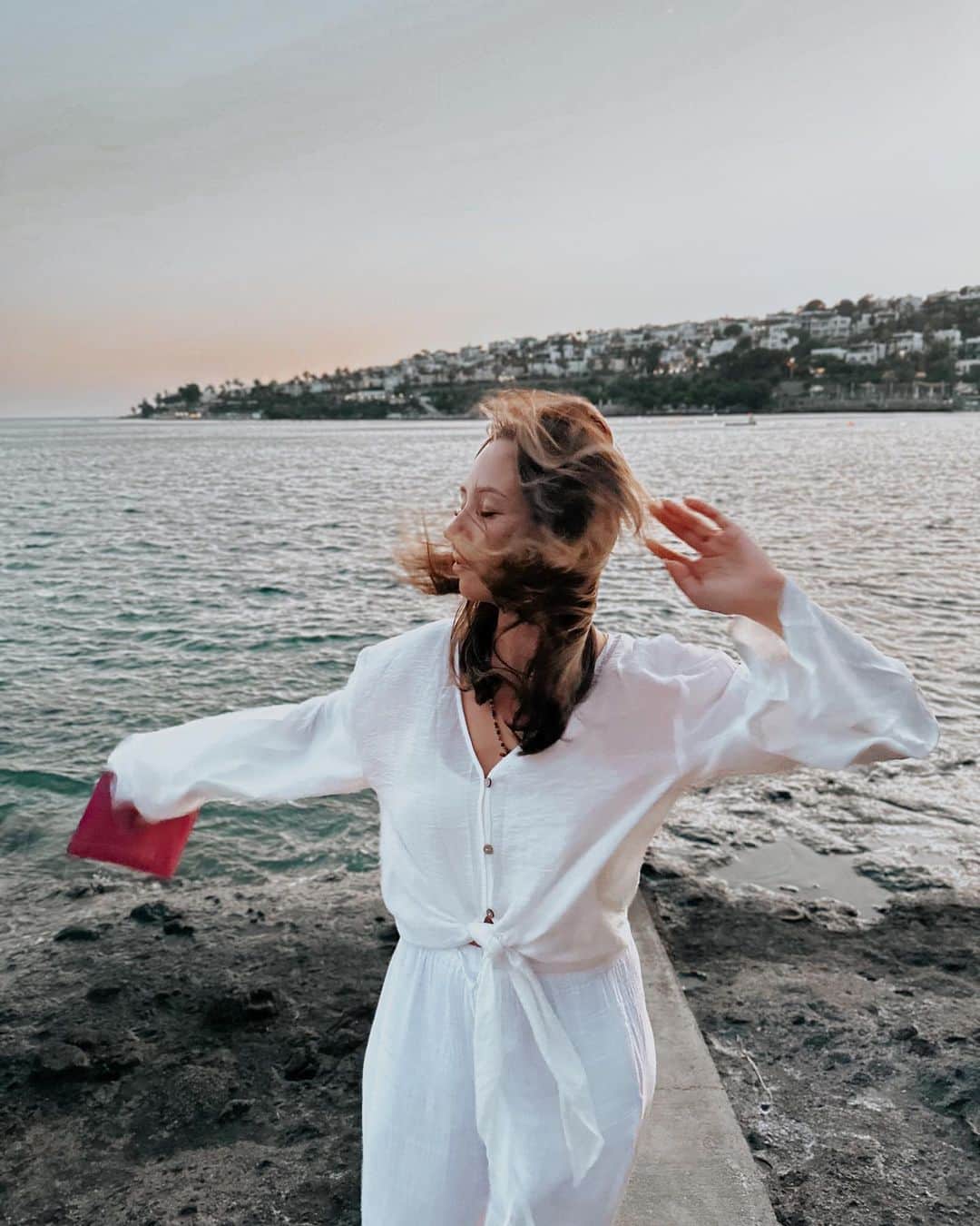 エリザベータ・トゥクタミシェワのインスタグラム：「Summertime vibes 🌅」
