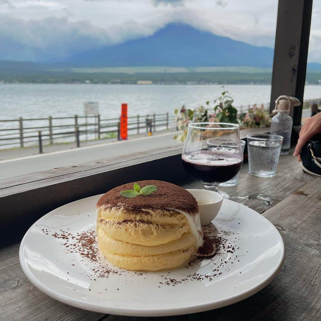 神田咲凛さんのインスタグラム写真 - (神田咲凛Instagram)「山中湖周辺で食べたものキロク📝  📍Hakoniwa(1-3枚目)  オープンしたばかり二店舗目をたまたま発見👀 屋上テラスから富士山が眺められて素敵だった🗻 自家製レモネードとスイーツも美味🍮  📍The park(4-6枚目)  山中湖の目の前でここも富士山が見える🗻 パンケーキが美味しそうだったので入ってみたら ティラミス味を発見！(ティラミス大好き人間) ぷるんぷるんでとっても美味だったし眺めが最高すぎた💯  📍小作(7-8枚目)  ほうとう大好き人間なのにここ最近 縁がなくて機会を逃してたから念願の🍲 ほうとうの種類がたくさんあって悩んだ👀 囲炉裏もあったり雰囲気も良かったしボリューミーで大満足💯  (早めに入ったからよかったけど出る頃には並んでたので要注意かも)  📍番外編 スタバの店員さんがハチの絵を描いてくれた🐝🫶  . . . . . . . . . #山中湖#山中湖カフェ #山梨カフェ巡り #山梨カフェ #富士山#富士山🗻 #富士山が見える #カフェ巡り #カフェ部 #カフェ活 #パンケーキ #山梨カフェ部 #山梨グルメ #ほうとう#ほうとう小作 #テラスカフェ #テラス席ペット可 #テラス席 #ペット連れok #赤ちゃん連れ旅行 #赤ちゃんとお出かけ #赤ちゃんと旅行　#ママライフ#ママファッション #親子コーデ」7月9日 22時23分 - t12345vxq