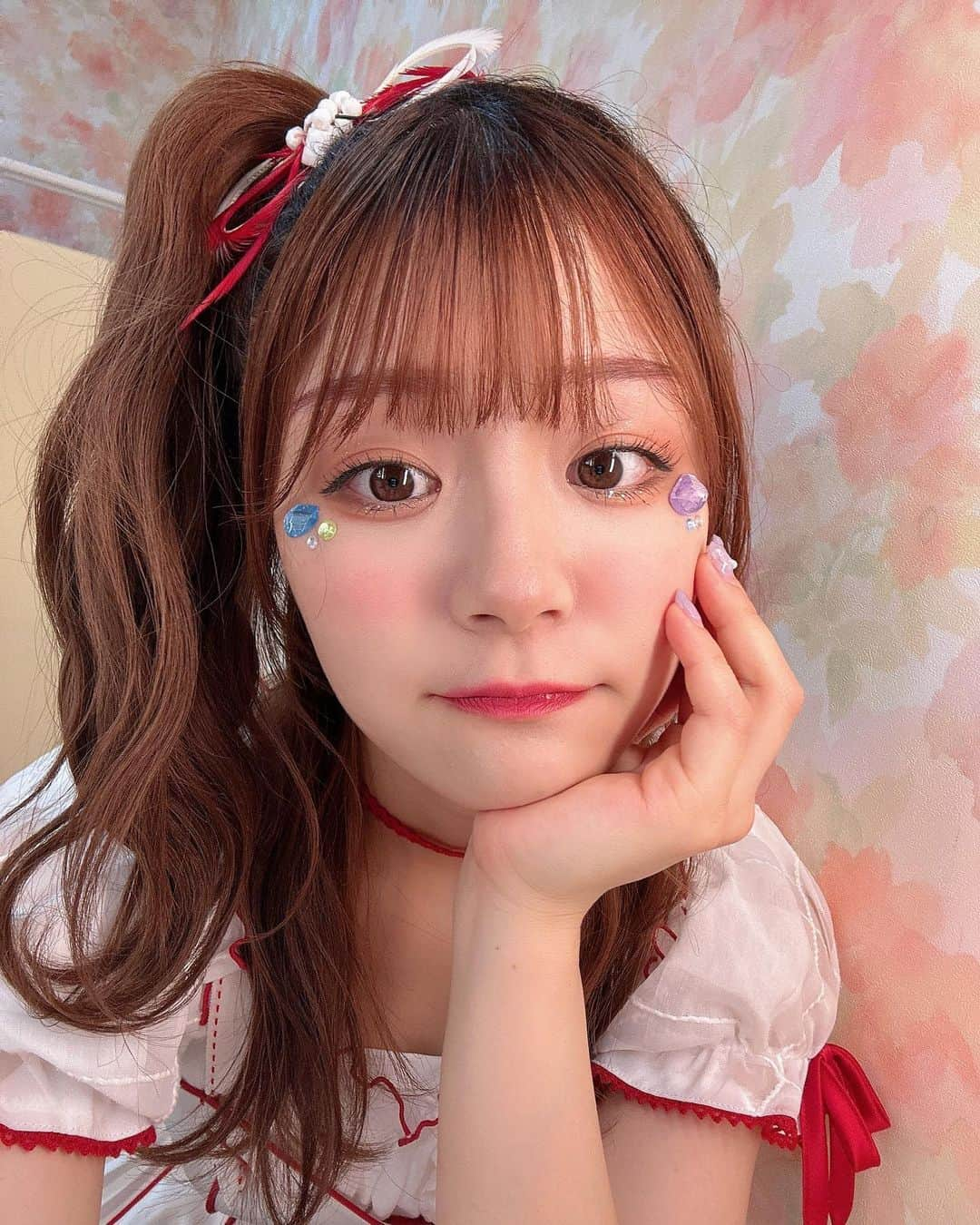 清司麗菜さんのインスタグラム写真 - (清司麗菜Instagram)「いつもヘアアレンジでメンバーをアイドルに、可愛くしてくれる天才メイクさん💄🪞  こんな大きいストーン初めてつけた🪨  #ヘアアレンジ#idoll#NGT48#ストーンメイク」7月9日 22時23分 - seiji_0007