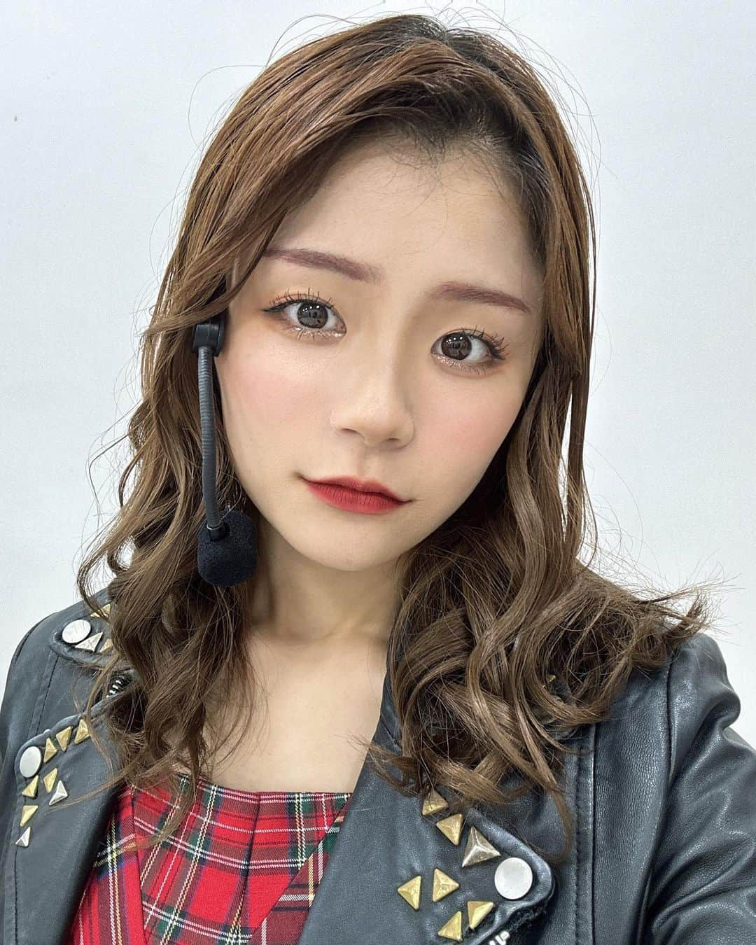 清司麗菜さんのインスタグラム写真 - (清司麗菜Instagram)「いつもヘアアレンジでメンバーをアイドルに、可愛くしてくれる天才メイクさん💄🪞  こんな大きいストーン初めてつけた🪨  #ヘアアレンジ#idoll#NGT48#ストーンメイク」7月9日 22時23分 - seiji_0007