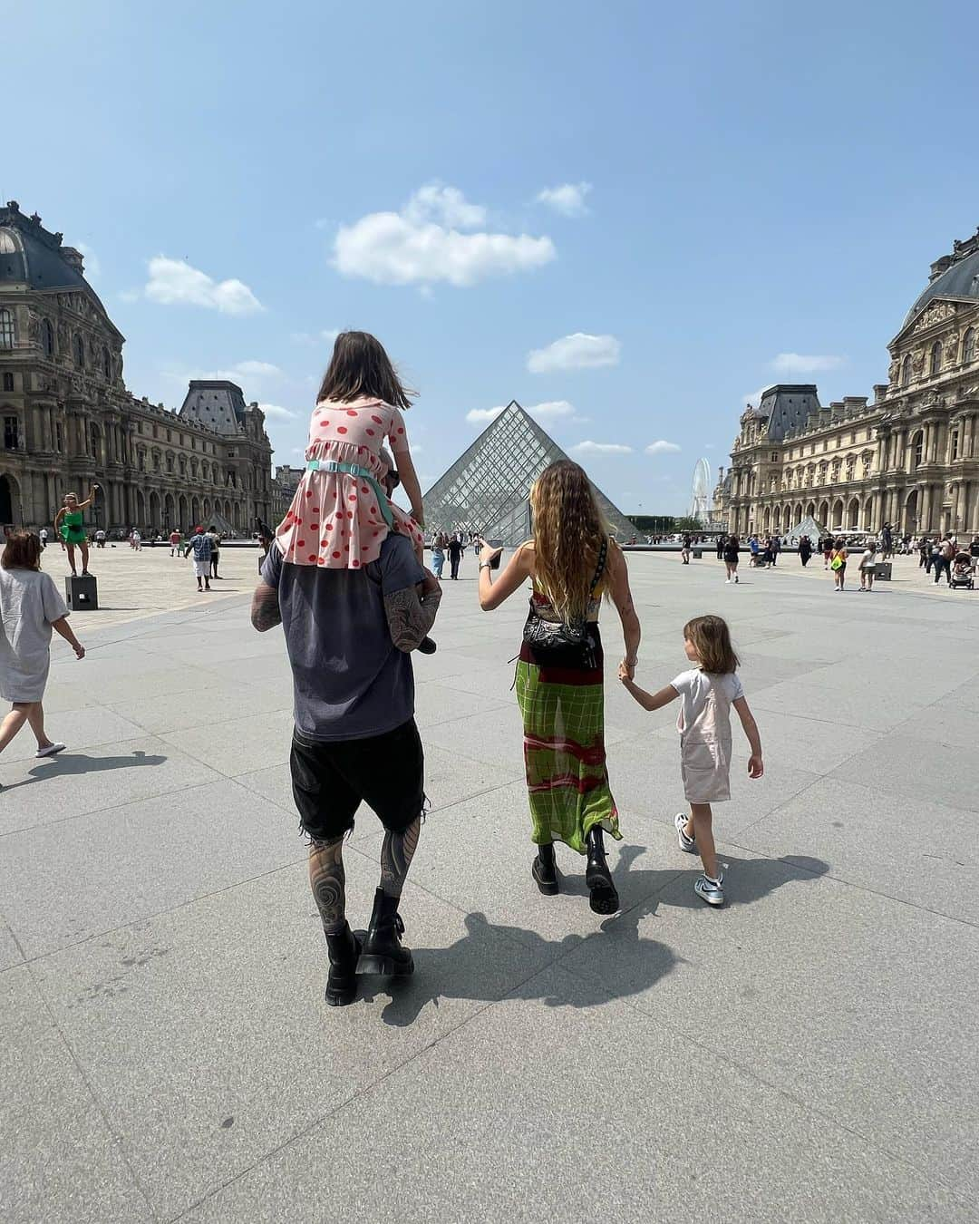 ベハティ・プリンスルーさんのインスタグラム写真 - (ベハティ・プリンスルーInstagram)「Paris dump! 🥖🇫🇷」7月9日 22時23分 - behatiprinsloo