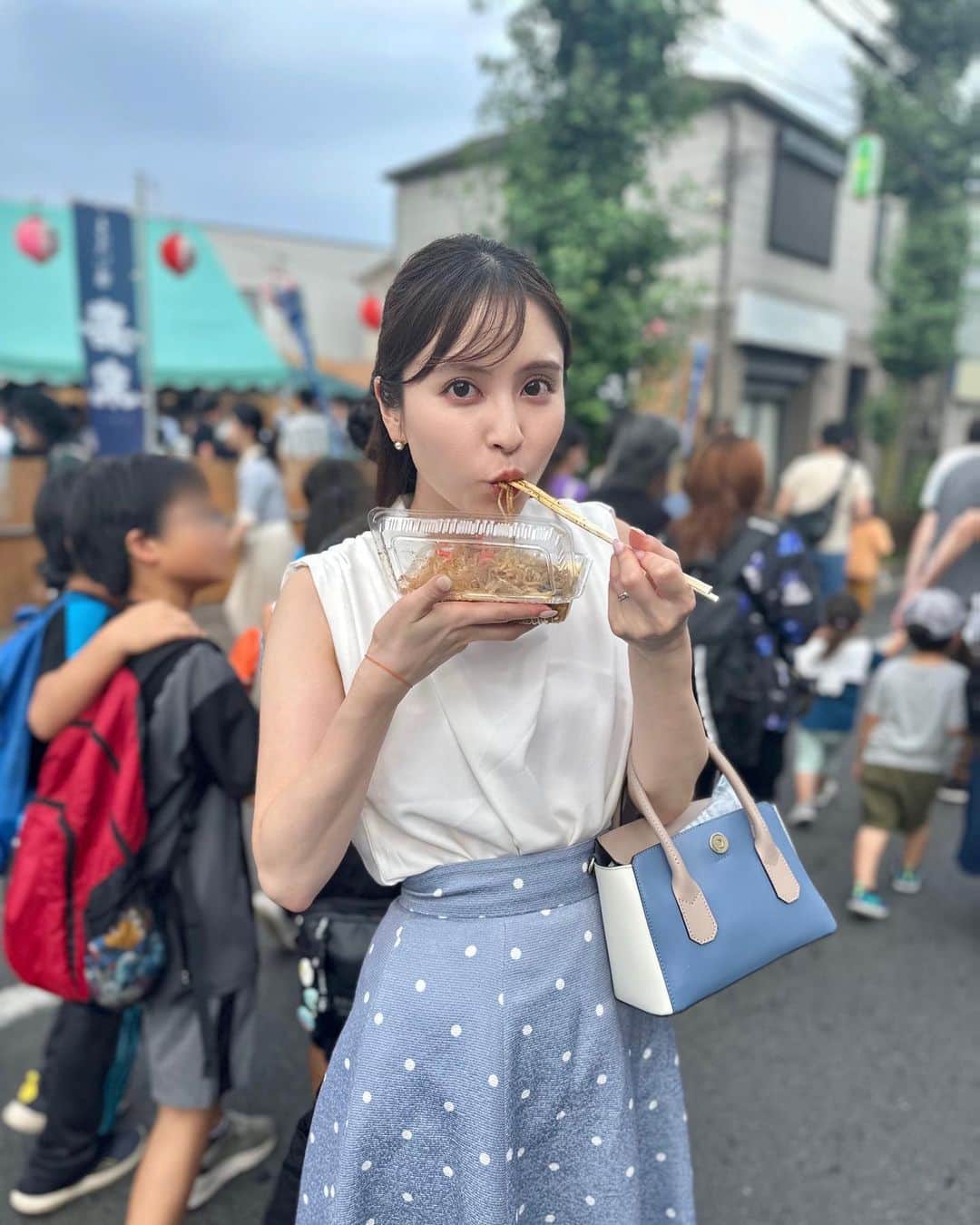角谷暁子のインスタグラム：「今年初めての夏祭り どうしても食べたかった焼きそば、400円のところ500円で大盛りにしてもらいました☺️🎋」