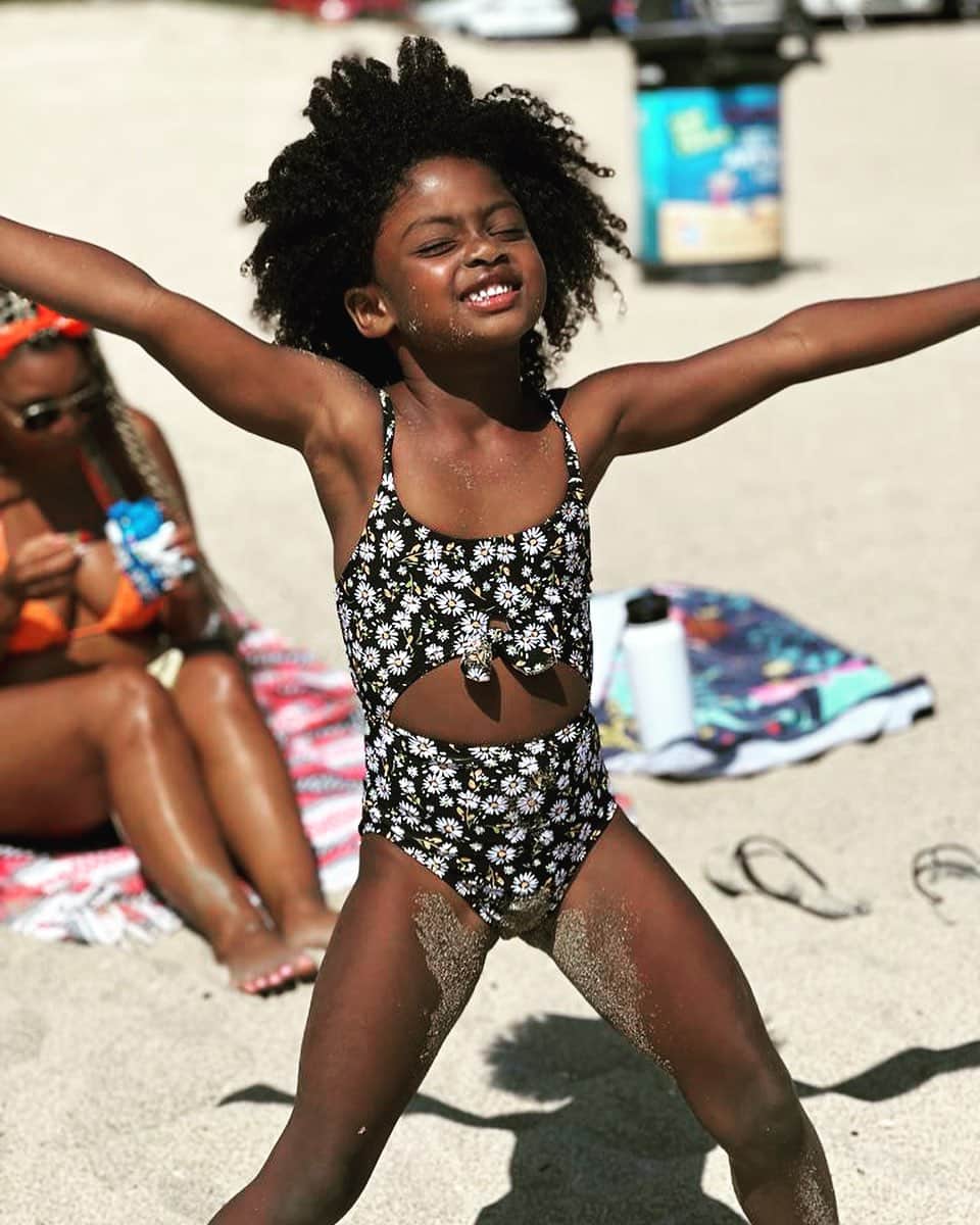 ドウェイン・ウェイドのインスタグラム：「That Summer of 23’ Energy! ☀️ 😊 🤩 🎶 🕺🏾 ⭐️」