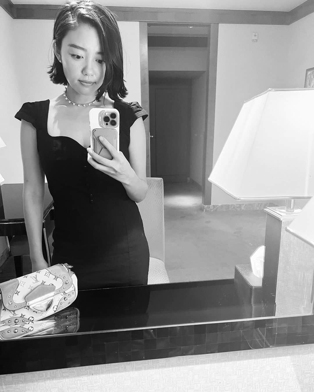 阿部優貴子のインスタグラム：「中高大の同級生の結婚式の司会を🎙️  大人になってからの友達も大事だけど、 学生時代からの友達も大事だな〜と再認識。  母になり、環境も昔とは変わったはずなのに 阿部は昔から変わらないね〜と言ってくれる友達、ありがたい。 そうだった、私って昔からこうだったんだとハッとさせられることもあるw  いい結婚式だったなぁと余韻に浸る。🥰　 明日からまたガンバロウ。」