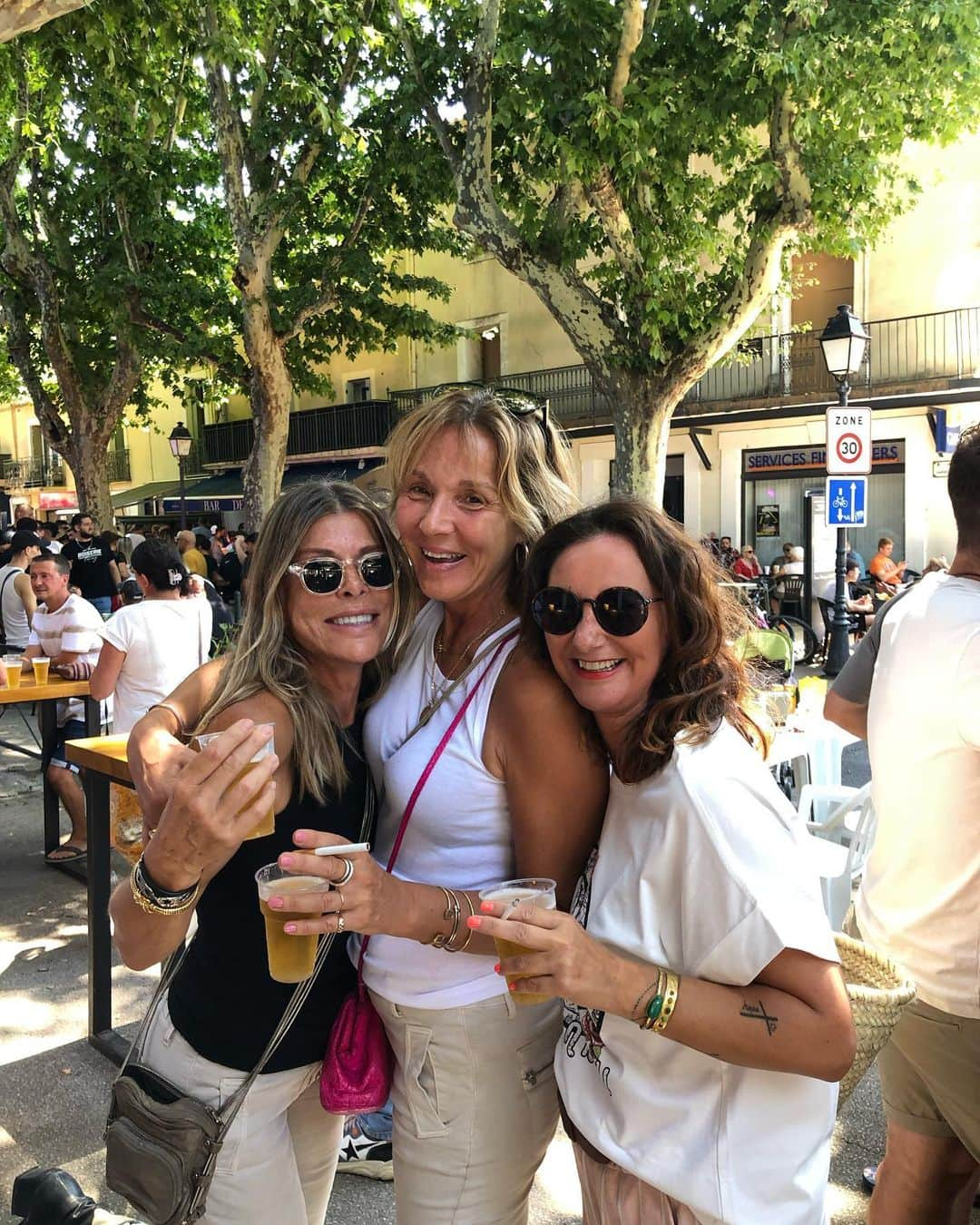 イネス・リグロンのインスタグラム：「A day spent with friends from my youth is always a good idea💛 #summervibes」