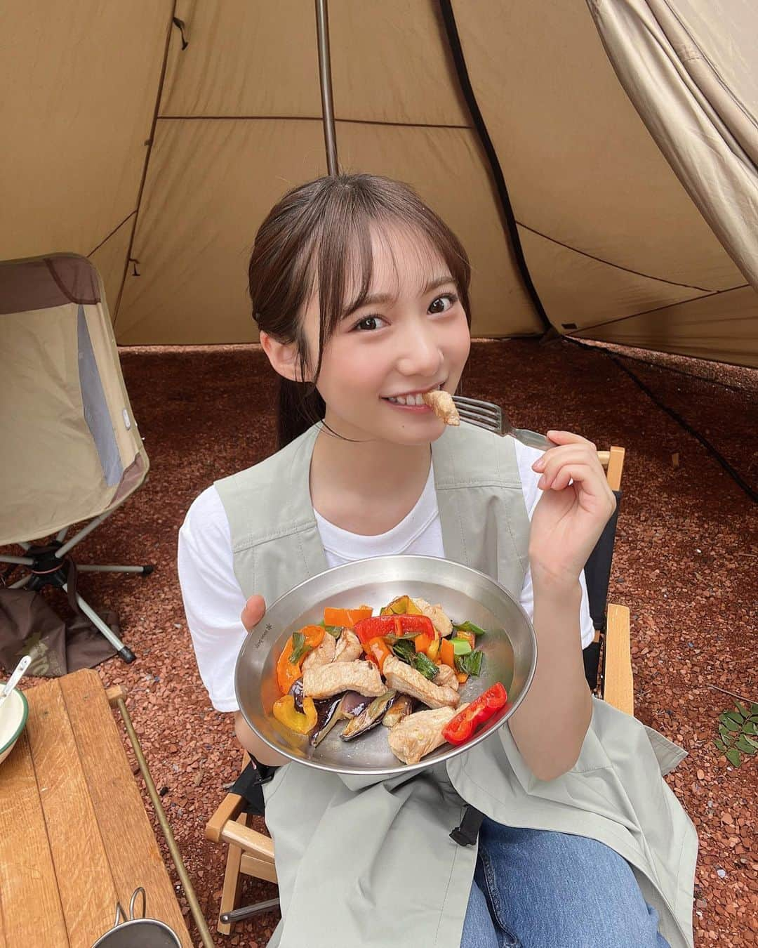 横野すみれのインスタグラム：「#sunnygirl 発売中⛰💓  キャンプで豚肉と野菜のマスタード炒め作ったよ🍳   外で作って食べるご飯、 美味しかった〜🥰  #キャンプ #グランピング #アウトドア #🏕 #キャンプ飯 #夏休み #BBQ」