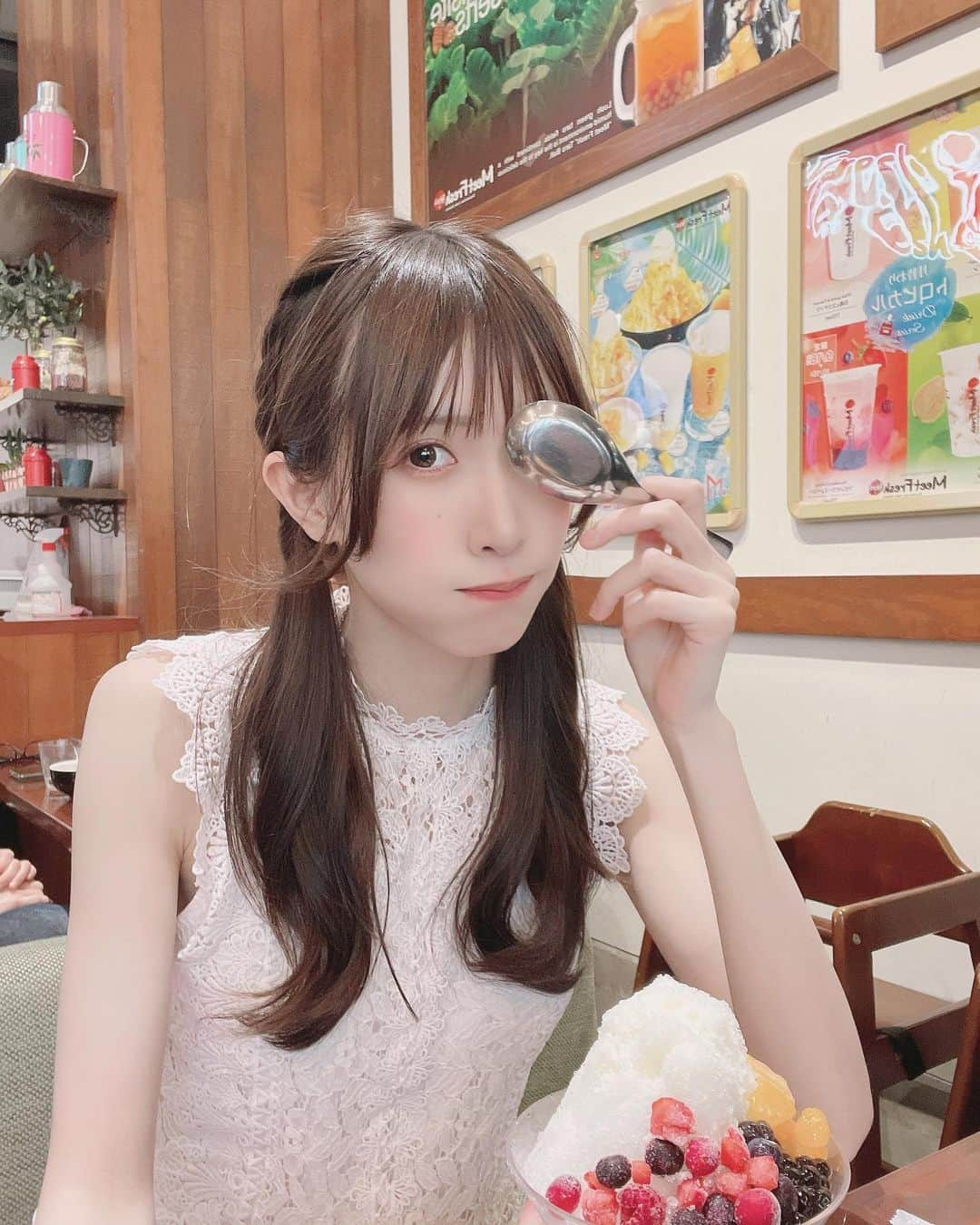 小鳥遊七星のインスタグラム：「もう夏？？？？  かき氷にハマってます🍧  オシャレなやつもいいけど シンプルないちごが好きかもなぁ🍓  あーでも、しろくまも 抹茶もいいなあ💭」