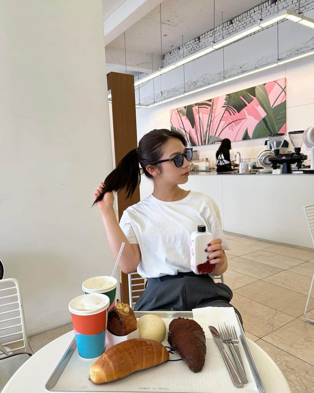 山口清香さんのインスタグラム写真 - (山口清香Instagram)「luft coffee🇰🇷  明洞で見つけたパン屋さんでモーニング！🥐 お店の雰囲気も、パンも、おしゃれ。 トリュフ塩パンと、チョコがコーティングされたチョコクロが絶品でした😚♡  #韓国 #韓国グルメ #韓国旅行 #明洞 #luftcoffee #cafe #카페 #명동」7月9日 22時29分 - sayaka__yamaguchi_