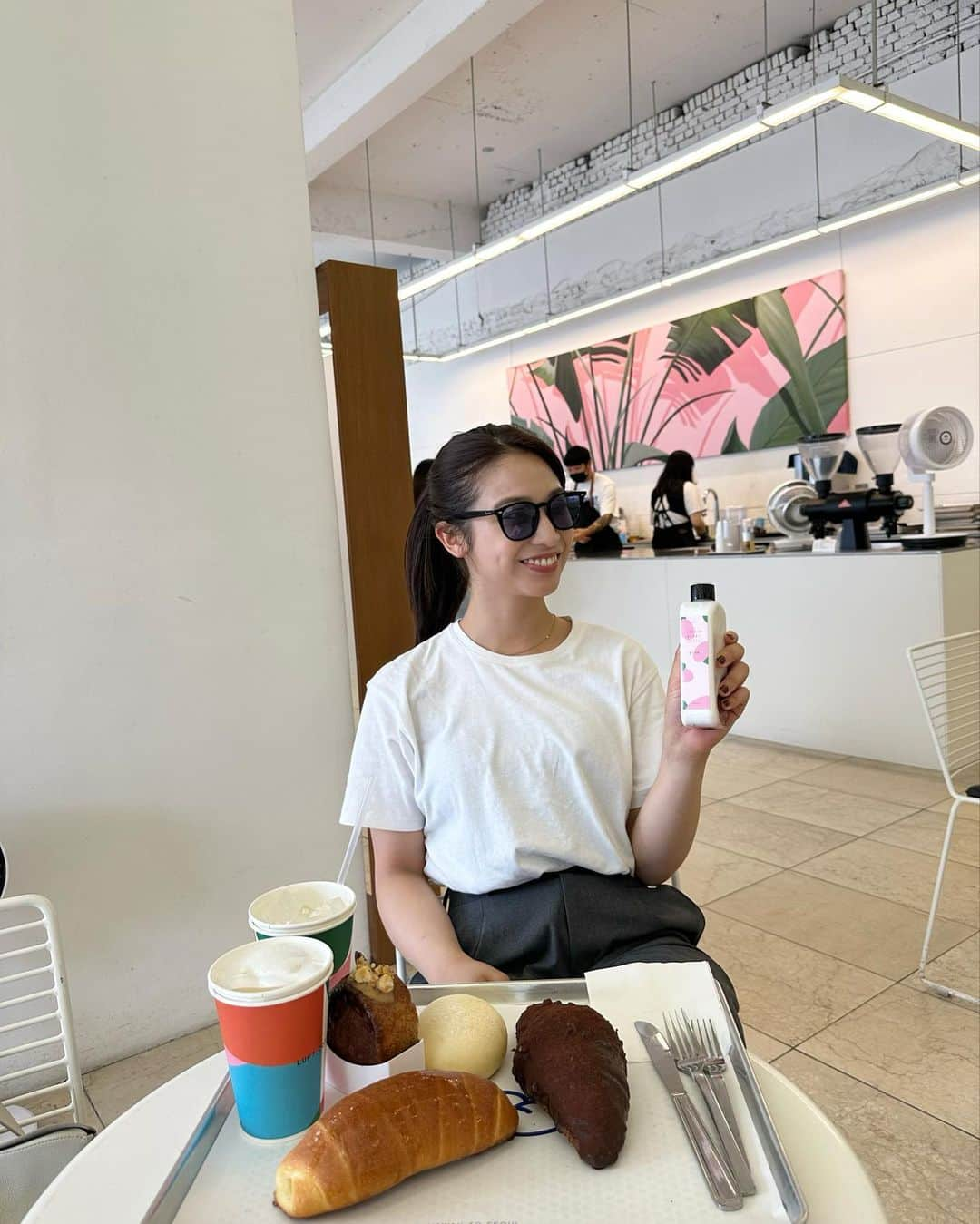 山口清香のインスタグラム：「luft coffee🇰🇷  明洞で見つけたパン屋さんでモーニング！🥐 お店の雰囲気も、パンも、おしゃれ。 トリュフ塩パンと、チョコがコーティングされたチョコクロが絶品でした😚♡  #韓国 #韓国グルメ #韓国旅行 #明洞 #luftcoffee #cafe #카페 #명동」