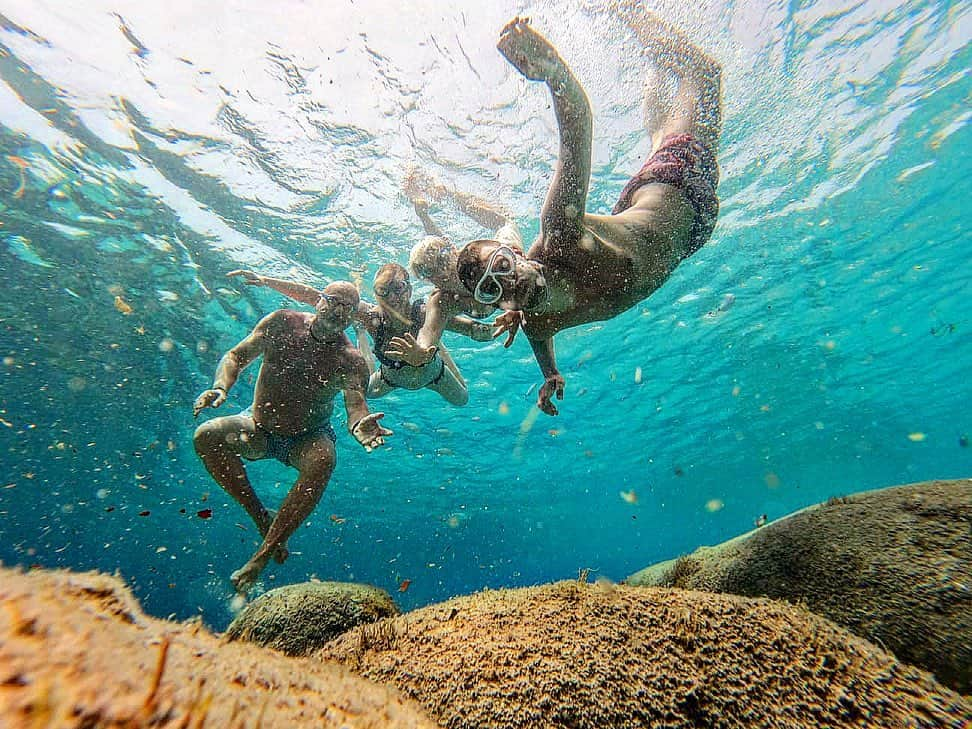 フェデリカ・ペレグリニさんのインスタグラム写真 - (フェデリカ・ペレグリニInstagram)「Family time ♥️ is always a good time 😜  La Sardegna con il sole svela i suoi colori 💙  Tranquilli ogni tanto usciamo dall’acqua 🤣🙌🏻  🐠 #fish #adv #aquarium #aquarist #aquariumfish #fishtank #goldenfish #fishporn #instafish #instagood #swim #swimming #water #coral #reef #marineaquarist #fishhobby #instafish #petsofinstagram #reeftank #tropical #tropicalfish #aquaria #photooftheday #saltwater #freshwater #beautiful #ocean #watertank」7月9日 22時34分 - kikkafede88