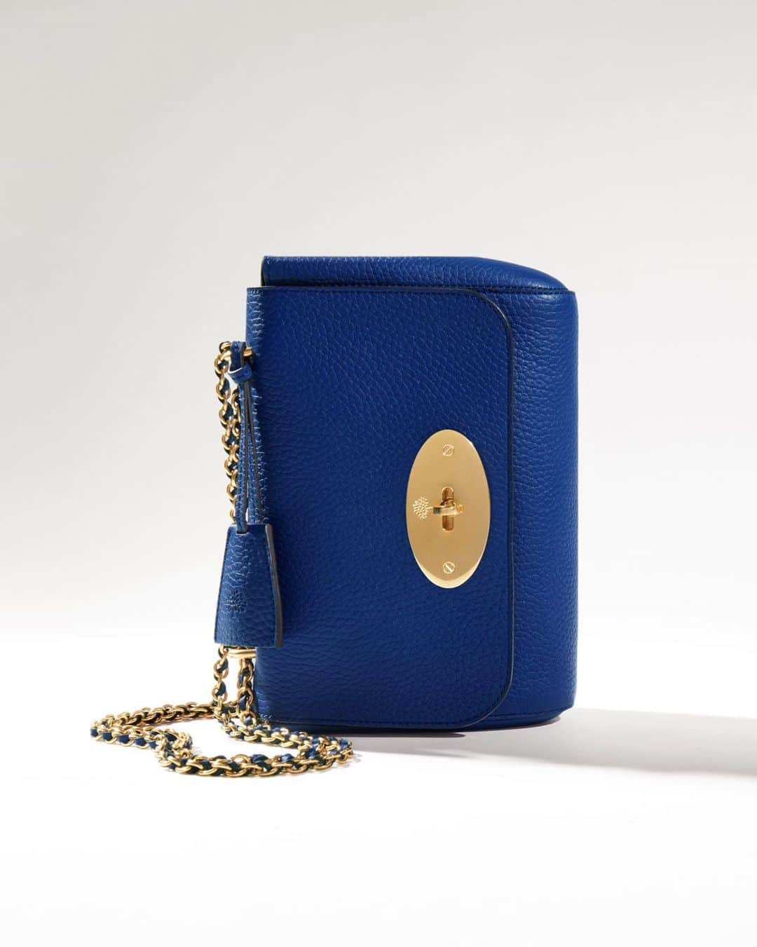 マルベリーのインスタグラム：「That statement blue though.😍  Our #MulberryLily in new Pigment Blue hue.」