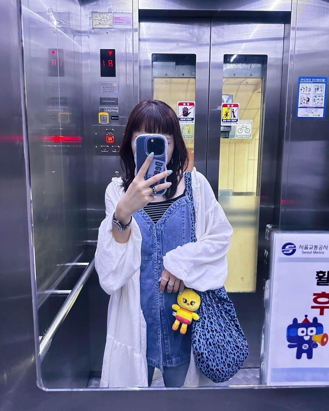 sayocoのインスタグラム：「ペンミ渡韓服🇰🇷🩵💛 標準はドレスコードの青と🐣に合わせて🙂ㅎㅎ  イルステイみーんなプリンzoo付けてたなあ🍮🇯🇵💗  一週間経つのに魂ペンミに置いてきてしまって、 色々やる気全然起きない😀  #옷스타그램  #韓国旅行#ソウル一人旅 #bokkari#ポガリ#ピリペン #sayo_trip」