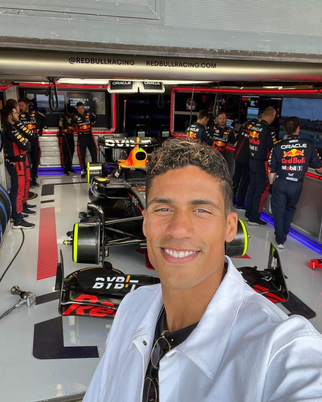 ラファエル・ヴァラーヌのインスタグラム：「What a sport !! 🤯 Amazing to see all the teamwork and excitement up close !! #F1」