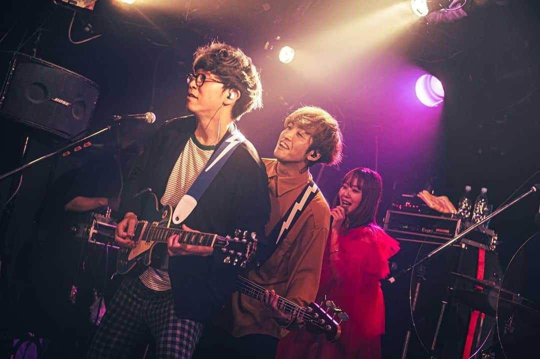 三浦太郎のインスタグラム：「最後に向けて上がってく会場の高揚感が、塊みたいになってステージまで飛んできた。  フロアとステージが近いハコならではの感じかも🥹  新曲達が馴染みすぎて全然新曲の顔してないんだよね  最高っす ラブナゴヤ🍗  #フレンズ #愛をやめないツアー  📷by @rockn__photo」