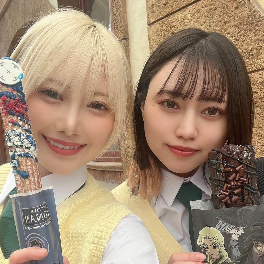 のインスタグラム：「××  USJのコナンイベを堪能してきた話の続き🥃🧢  念願だった帝丹高校の制服(夏バージョン)を纏って参戦しました。 この日は間違いなく世界で一番人生楽しんでる人間達になれましたね。  ミスレスで事件を解決した後、リアル謎解きイベントで別の事件に巻き込まれて来ました。 ここでは沖矢さん、小五郎さん、蘭ちゃん、園子ちゃんが登場されていて、解釈の一致がえぐくて震えました。  (沖矢さんの糸目表現天才かな？と思うくらいに素晴らしく最高だったので撮影会あったら3回はループしたかった)  1時間くらいこころちゃんと捜査しながら普段使わない頭を振り絞って謎解きに挑戦しました🔍 タイムリミットギリギリでこころちゃんが閃いてなんとか謎解き成功した瞬間とかあって、真剣に謎解きを頑張ってる自分達がとても愛らしかったです（草）  最後には成績発表があって圏外過ぎる結果()でしたが、他の優秀な探偵さん達が謎解き成功したお陰で無事に事件を解決することができたのでとってもよかったです。  ミスレスの時も、今回の謎解きイベもそうだったんだけど、最終的にはコナンくんがサッカーボールで犯人チャラチャーチャー♬して終わる感じがマジコナンて感じでよかったです。(伝える気がないな？)  ⚠︎この先ただのキモキモ話です⚠︎ (冒頭からずっとキモキモなんですけど😃)  最前管理で皆さんの推理を楽しんでいたのですが、イベント終了して皆さんがはける時に、とんでもない事件が起きました。  キャストさん達にいっぱい手を振っていると、目の前を通り過ぎようとした沖矢さんが突然立ち止まり、こちらに振り返ったんですね〜〜？？？  イベント中ファンサのファの字も無かったのに、ここでくるのかと。 嬉しい！ファンサもらえる！と思っていたのですが、なぜか手を振り返してくれるでもなく、しかも嫌そうな顔で、ただただこちらを見ているので、どどどどうしたのカナ！？と沖矢さんの視線を辿ってみると……  そこには西山の胸元でにこにこしてるあむぬいがいました。(画像6枚目参照）  これかなァァーーーーー‼️‼️‼️アァァアーーーーー‼️‼️⁉️安室さアァァァアァーーーーン‼️⁉️‼️‼️⁉️  沖矢さんがあむぬいに反応してめちゃくちゃに不快な顔をして下さる無言のファンサを食らい、条件反射でぬいを隠しながらゴッゴメンナサイぃ！(?)と言うと満足したのか、何も言わず静かにその場を去っていきました。  素晴らしい。  素晴らしいファンサであった。  これはよくないです。(どっちだよ)  夢女子じゃなくて良かったです。 この現実世界で彼氏(推し)のライバルに嫉妬心を芽生えさせた私は流石に夢女子界の王になれる器すぎる。  あまりにもｷｯｼｮ過ぎてインスタで載せるような内容ではないのであとは脳内で留めておく事にします。もう遅いか。  この日、不意打ちなファンサ?に西山チョロ松はコロリと落ちていき、沖矢昴の女に(も)なると心に誓ったのであった。  あむぬい、本当に買って良かった。  -fin-  × × ×  #コナンザエスケープ #コナンザエスケープ黒鉄の序幕 #usj #ユニバ #大阪　#usjコナン #冲矢昴しか勝たん #ユニバコス #コナンコス #帝丹高校制服 #usjコーデ #ユニバーサルスタジオジャパン」