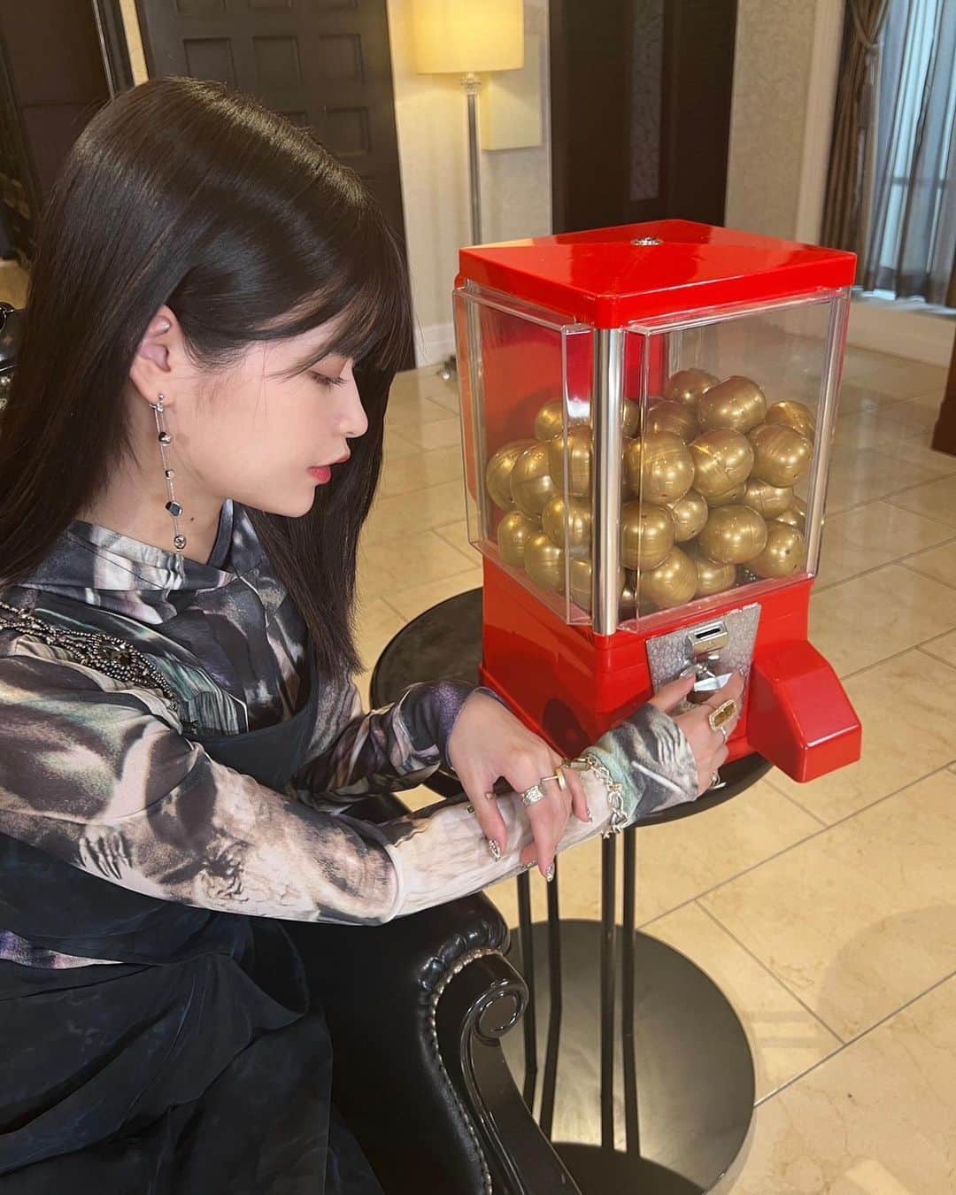 景井ひなのインスタグラム：「_ 本日00:05～ NHK総合 『ドキュメント20min. ジブンガチャ』に 出演させて頂きます。 ガチャを回してその中から出てくる問いにひたすら答え続ける、 という初めての経験でした🤹‍♀️ ずっと1人で話しているので、答え続ける中で 自分の中で思った事なども全て口に出してます笑 自分自身を今までよりもより深く理解できた番組でしたので、 遅い時間からですが、是非皆さんにも観て頂きたいです☺︎」