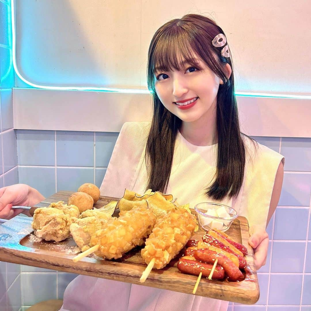 石井陽菜のインスタグラム：「⁡ ⁡ ⁡ ずっと行きたかった チーズマニマニ行ったよ🧀 ⁡ 食べ歩きの王道がギュッと詰まったようなメニューで美味しかった🍽️ ⁡ ⁡ #チーズマニマニ #新大久保グルメ #新大久保カフェ #新大久保ランチ」