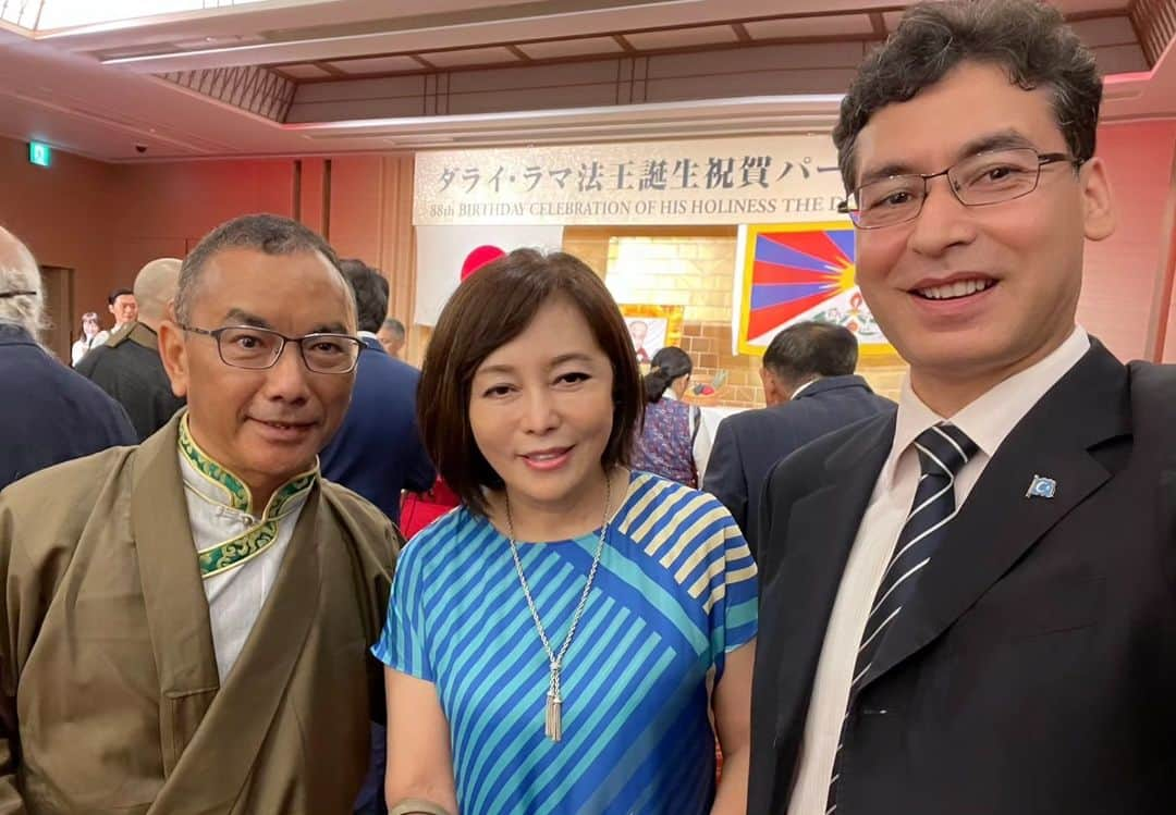 有本香のインスタグラム：「Celebrating 88th Birthday of His Holiness the Dalai Lama in Tokyo. With Khawaripa Arya, Representative of Tibet in Japan and Sawut Mamat, Vice President of Japan Uyghur Association.  コロナ禍後、初開催されたダライ・ラマ法王猊下のお誕生日祝賀パーティ。猊下は御歳88歳となられたとのこと、誠におめでとうございます。左はダライ・ラマ法王日本代表部事務所のアリヤ代表、右は日本ウイグル協会副代表のサウトさん。アリヤさんとは2007年からの付き合い。両民族に１日も早く自由を。」