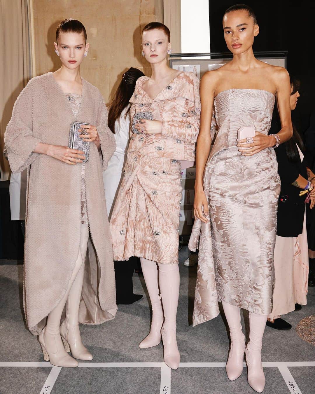 Fendiのインスタグラム：「Backstage moments just before the #FendiCouture Autumn/Winter 2023 show.  Artistic Director of Couture and Womenswear: @mrkimjones  Artistic Director of Accessories and Menswear: @silviaventurinifendi  Artistic Director of Jewellery: @delfinadelettrez  Photography: @ellenfedors_   Styling: @alistermackie Hair: @guidopalau Makeup: @peterphilipsmakeup Nails: @nellysferreira @raja_bouallou   Casting: @shelleydurkancasting   Models: @sascha._.alexandra @laineyjhearn @annemaryaderibigbe @mona_tougaard」