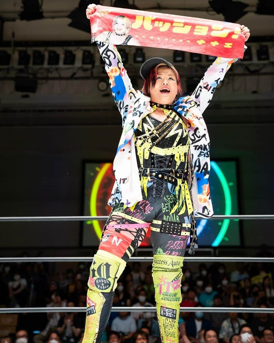 高橋奈苗のインスタグラム：「2023年7月9日  スターダム後楽園ホール  HANAKOともう3回目のタッグだから（トリオも合わせて）もうチームだ！  でも今日負けたからお互い出直し。 解散！  次の招集かける時は練習もするぞ。  強くなろうと願えば強くなる生活になる。 そこが変われば意識がかわる。  意識が変わったらぐんぐん成長できる。  HANAKOにパッションマジックかけたい🪄  それと同時に私も成長したいからな。  PS.貴婦人、埼玉を馬鹿にしたらゆるさねぇ❗️  @nanae_passion_  follow me!  通販ショップ➡︎ https://jungarian.thebase.in/  #プロレス #高橋奈七永  #ナナエ #パッション #passion #女子プロレス #人間国宝 #japan #nanaetakahashi #STARDOM #後楽園ホール　#HANAKO #桜井まい　#貴婦人」