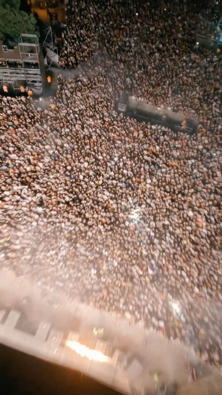 アレッソのインスタグラム：「WOW What an honor to headline this legendary festival! Thank you!!」