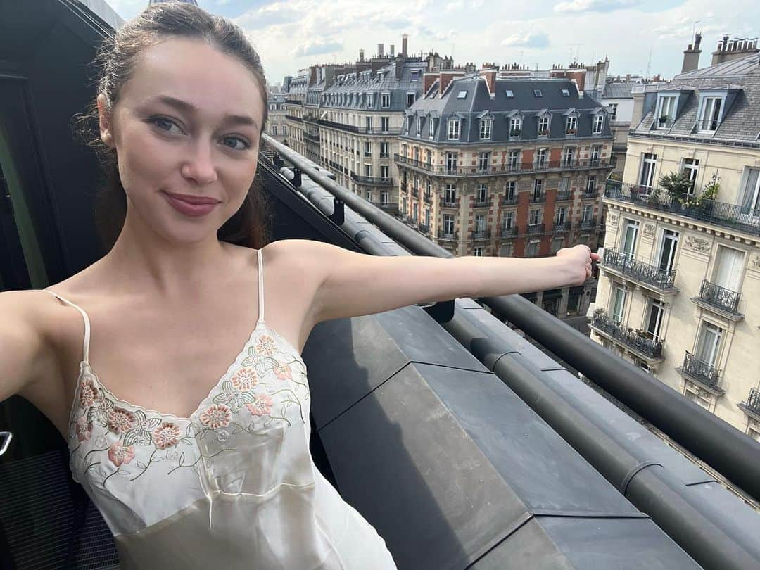 アリシア・デブナム・キャリーのインスタグラム：「Are you happy to be in paris? ✨🇫🇷」