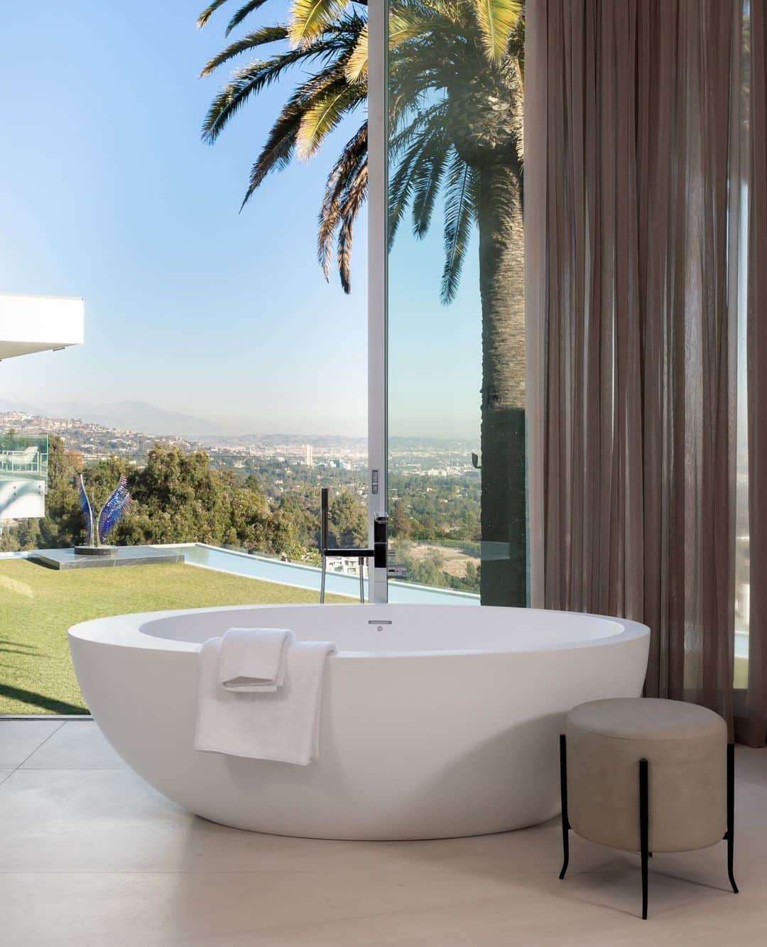 フレッテのインスタグラム：「A refined home spa with stunning views, creating an oasis of relaxation. As designed by @vesta and @evenkiel.⁠ ⁠ #FretteLovesDesign」
