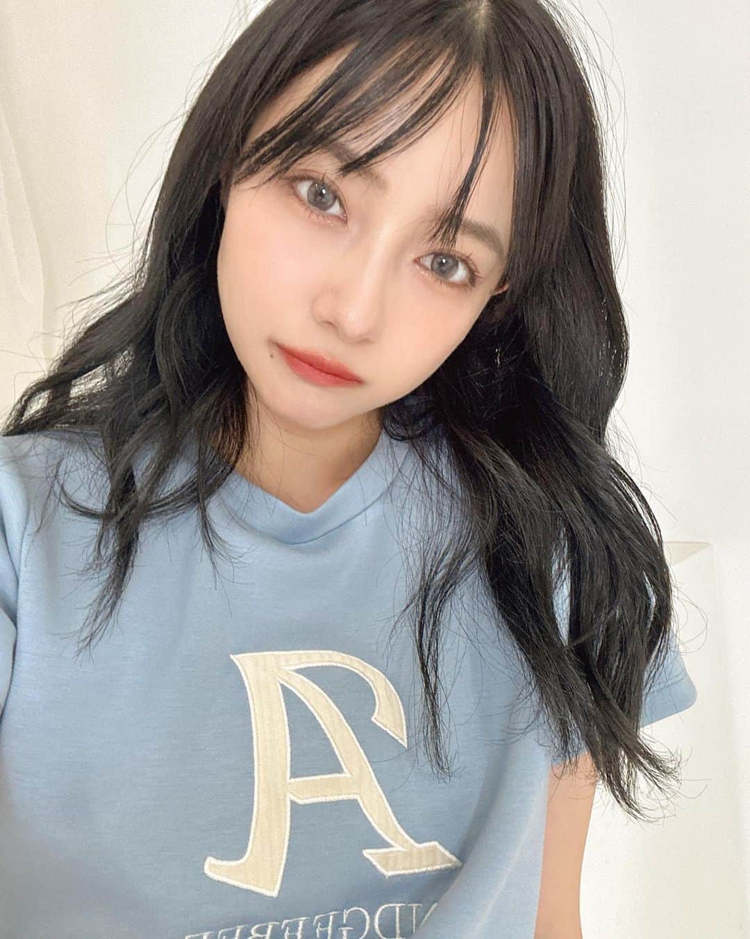 村瀬紗英さんのインスタグラム写真 - (村瀬紗英Instagram)「#dailylook 今週末、新作の部屋着でるよ〜🐰💗  もちもち生地で着心地めちゃ良い🫶🏻🫧 ハーフパンツとトップスのセット販売で2サイズ展開！ メンズでもゆったり着れるサイズ感も作りました☺️👌🏻  私が着てるのは小さいサイズになります🐥 🩵と🖤の2色の発売だよ〜！！チェキラ🌟 @andgeebee_official → 7/14  ではでは、おやみ〜🥱💤」7月9日 23時09分 - saepiiii.m