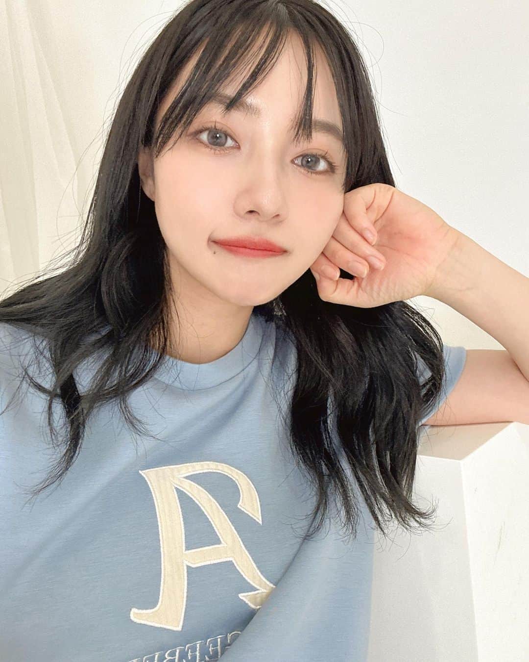村瀬紗英さんのインスタグラム写真 - (村瀬紗英Instagram)「#dailylook 今週末、新作の部屋着でるよ〜🐰💗  もちもち生地で着心地めちゃ良い🫶🏻🫧 ハーフパンツとトップスのセット販売で2サイズ展開！ メンズでもゆったり着れるサイズ感も作りました☺️👌🏻  私が着てるのは小さいサイズになります🐥 🩵と🖤の2色の発売だよ〜！！チェキラ🌟 @andgeebee_official → 7/14  ではでは、おやみ〜🥱💤」7月9日 23時09分 - saepiiii.m