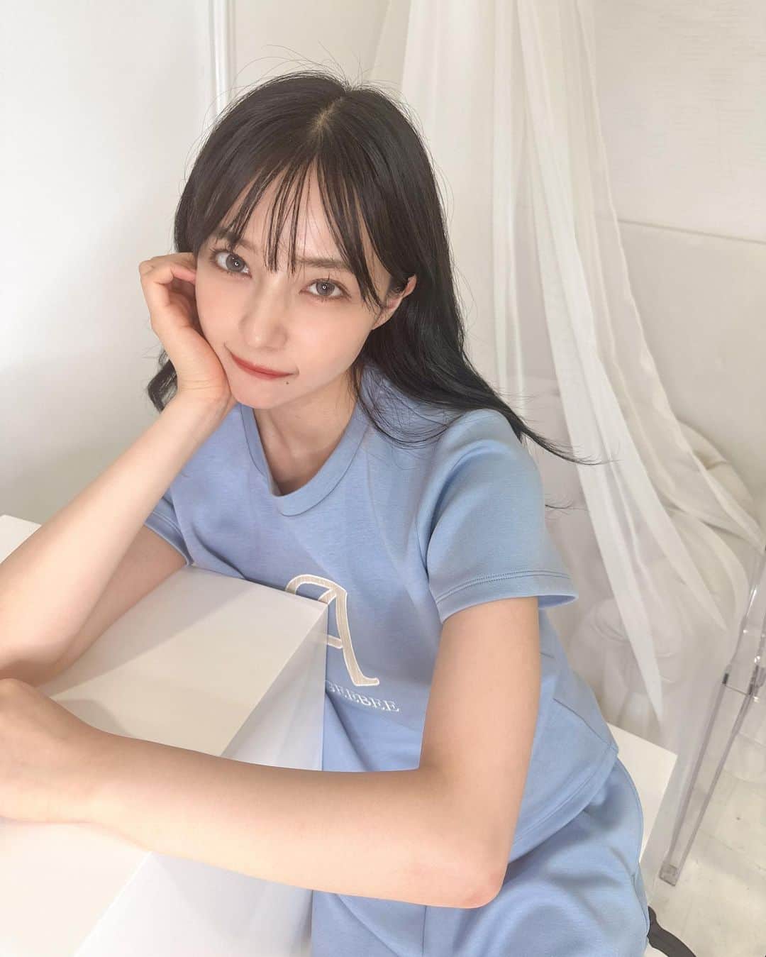 村瀬紗英さんのインスタグラム写真 - (村瀬紗英Instagram)「#dailylook 今週末、新作の部屋着でるよ〜🐰💗  もちもち生地で着心地めちゃ良い🫶🏻🫧 ハーフパンツとトップスのセット販売で2サイズ展開！ メンズでもゆったり着れるサイズ感も作りました☺️👌🏻  私が着てるのは小さいサイズになります🐥 🩵と🖤の2色の発売だよ〜！！チェキラ🌟 @andgeebee_official → 7/14  ではでは、おやみ〜🥱💤」7月9日 23時09分 - saepiiii.m