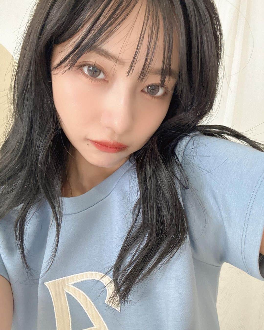 村瀬紗英さんのインスタグラム写真 - (村瀬紗英Instagram)「#dailylook 今週末、新作の部屋着でるよ〜🐰💗  もちもち生地で着心地めちゃ良い🫶🏻🫧 ハーフパンツとトップスのセット販売で2サイズ展開！ メンズでもゆったり着れるサイズ感も作りました☺️👌🏻  私が着てるのは小さいサイズになります🐥 🩵と🖤の2色の発売だよ〜！！チェキラ🌟 @andgeebee_official → 7/14  ではでは、おやみ〜🥱💤」7月9日 23時09分 - saepiiii.m