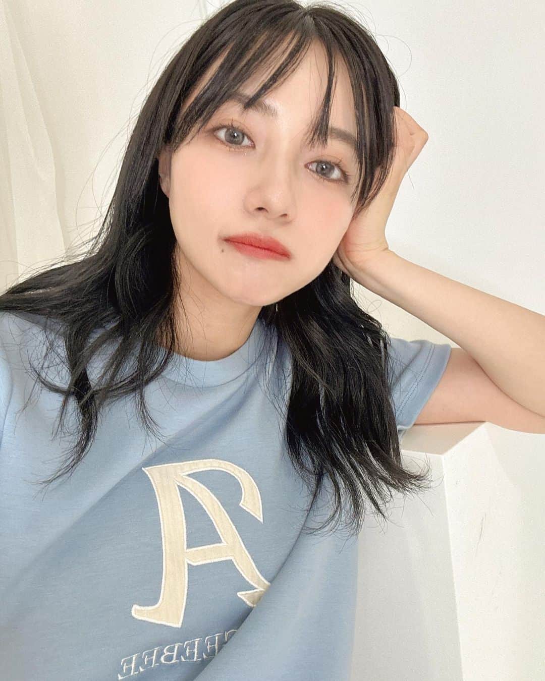 村瀬紗英さんのインスタグラム写真 - (村瀬紗英Instagram)「#dailylook 今週末、新作の部屋着でるよ〜🐰💗  もちもち生地で着心地めちゃ良い🫶🏻🫧 ハーフパンツとトップスのセット販売で2サイズ展開！ メンズでもゆったり着れるサイズ感も作りました☺️👌🏻  私が着てるのは小さいサイズになります🐥 🩵と🖤の2色の発売だよ〜！！チェキラ🌟 @andgeebee_official → 7/14  ではでは、おやみ〜🥱💤」7月9日 23時09分 - saepiiii.m