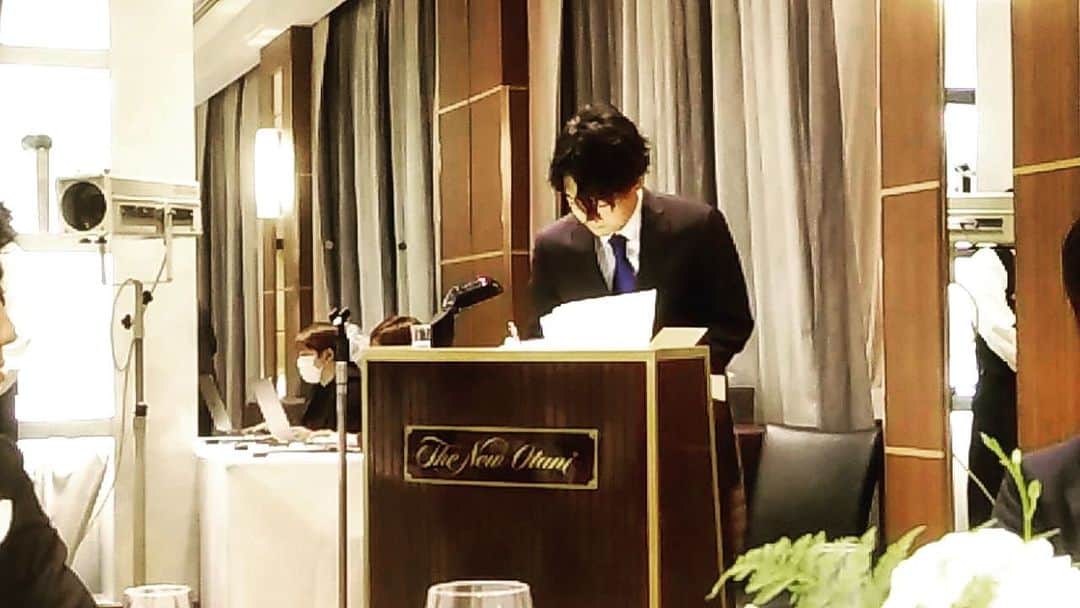 伊沢拓司のインスタグラム：「ついにインスタに投稿すべきことが発生しました。 友人の結婚式の司会です。キラキラ。」