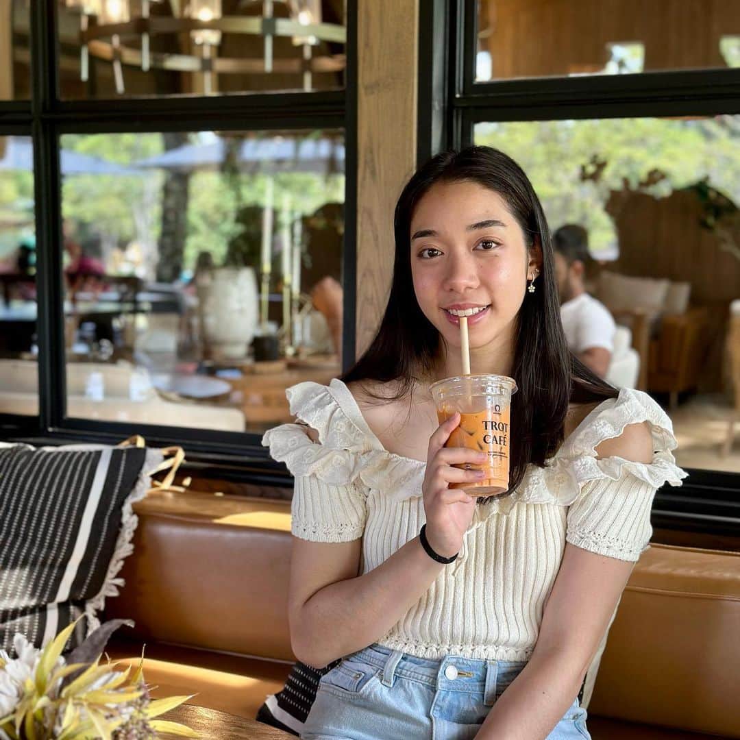 シータ・ラムサムのインスタグラム：「🍃🍞🥤🤍」
